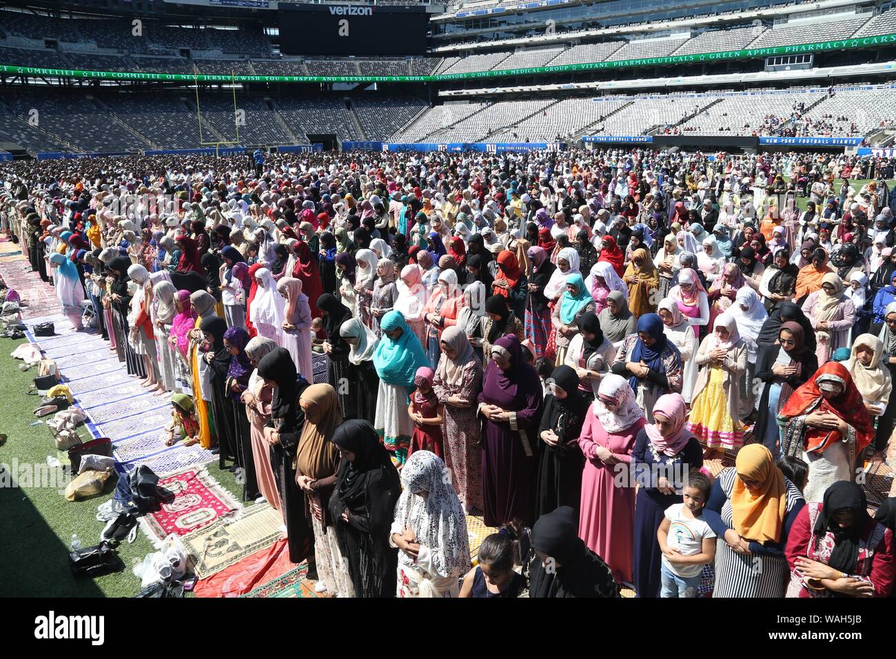 August 11, 2019: Tausende von Muslimen aus rund um den Tri-state-Area an MetLife Stadium Wiesen für das Eid al-Adha, hat keine bestimmte Zeitdauer und Gebet versammelt. Diese islamische Stockfoto