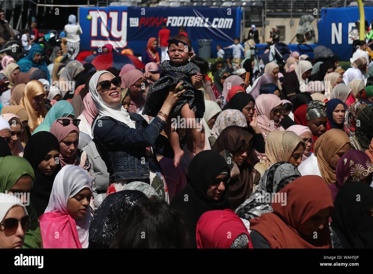 August 11, 2019: Tausende von Muslimen aus rund um den Tri-state-Area an MetLife Stadium Wiesen für das Eid al-Adha, hat keine bestimmte Zeitdauer und Gebet versammelt. Diese islamische Stockfoto