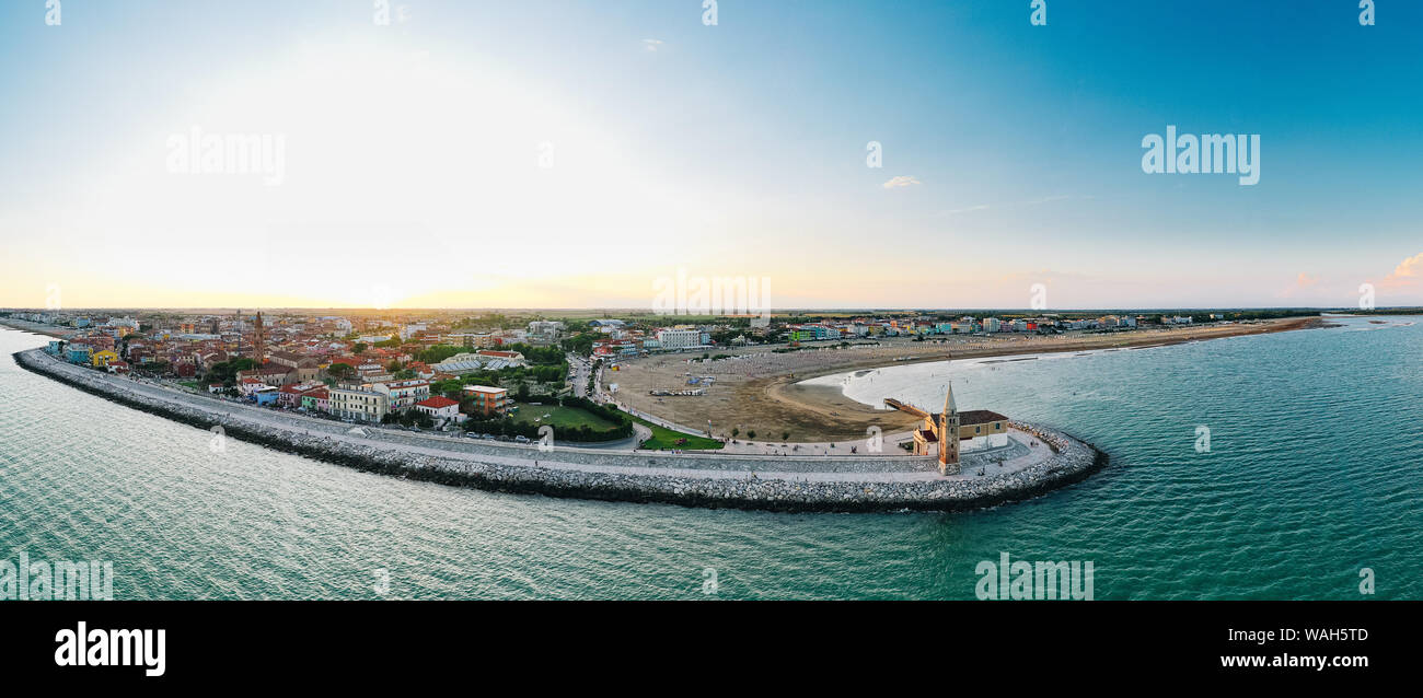 Caorle (Italien) Madonna dell'Angelo Kathedrale Kirche. Luftbild zum Strand und der Stadt in einem schönen Sommerabend. Stockfoto