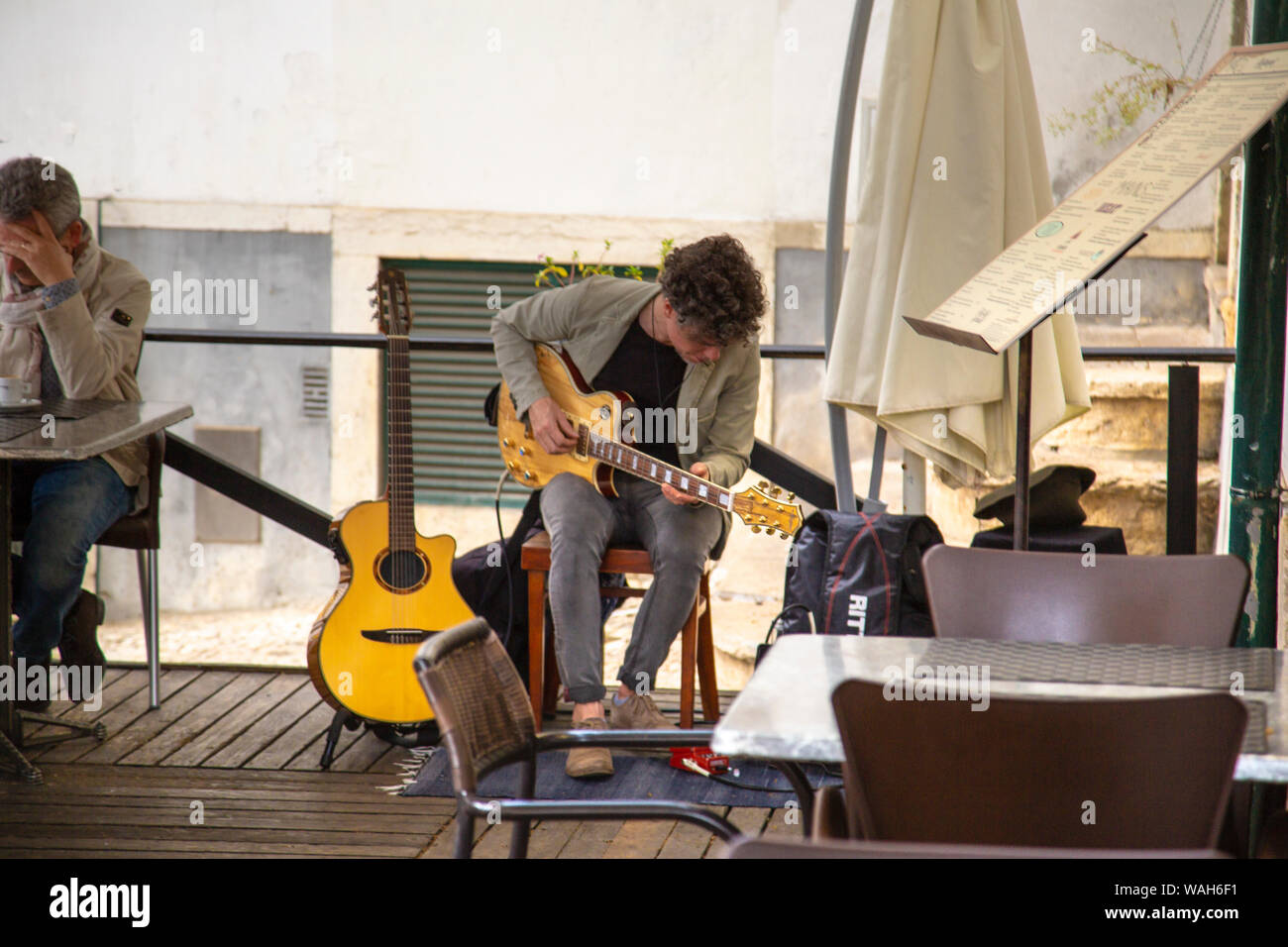 Lissabon, Portugal - 20 April, 2019: Trendy Ecke Restaurant mit live Musik im historischen Zentrum von Lissabon in der Nähe des Bairro Alto Viertel Stockfoto