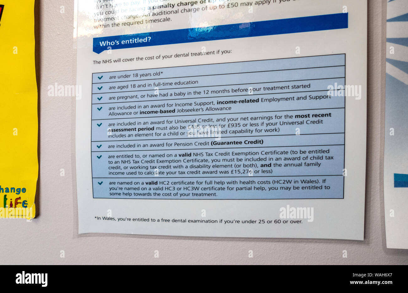NHS Kosten Rechtsberatung für medizinische Kosten und freie Behandlung Beratung Plakat in der Chirurgie Stockfoto