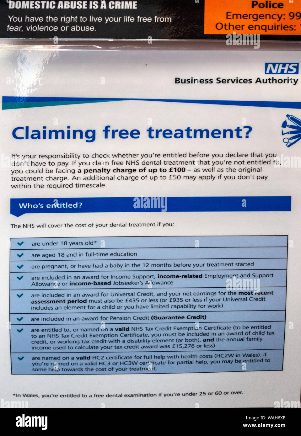 NHS Kosten Rechtsberatung für medizinische Kosten und freie Behandlung Beratung Plakat in der Chirurgie Stockfoto