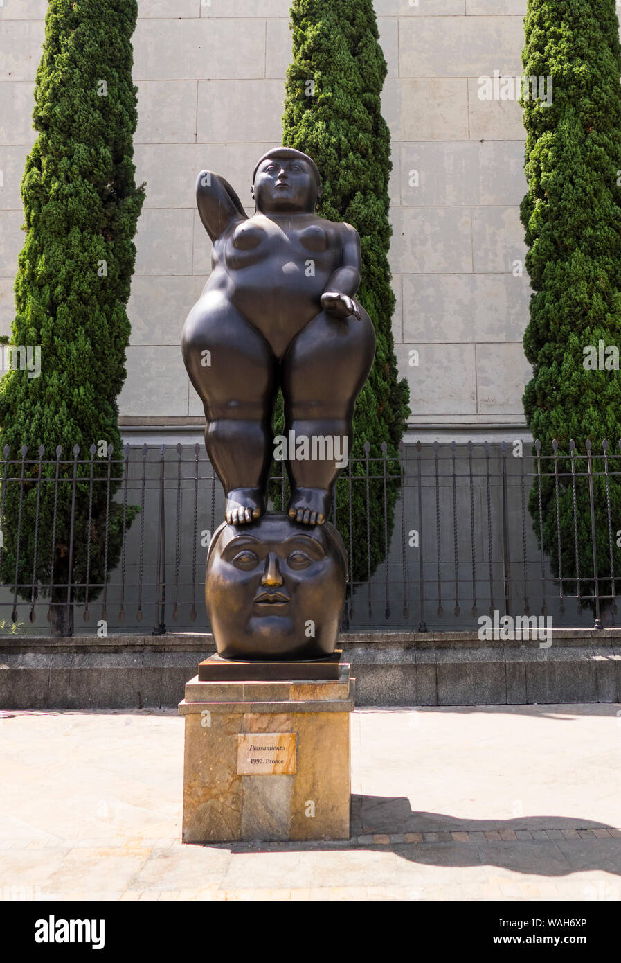 Botero Statue namens Denken (Pensamiento) im Plaza Botero in Medellin Kolumbien in der Nähe der Botero Museum. Stockfoto