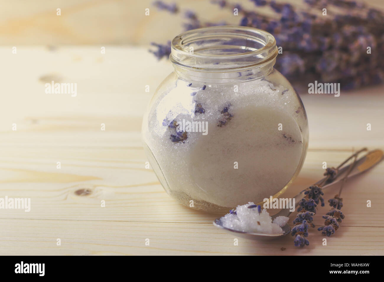 Glas Glas mit Lavendel, Zucker auf hölzernen Tisch Stockfoto