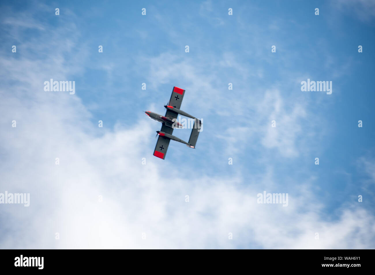 North American Rockwell OV-10 Bronco Fahrwerk bei einem Kunstflug Anzeige an die Airshow sichtbar Stockfoto