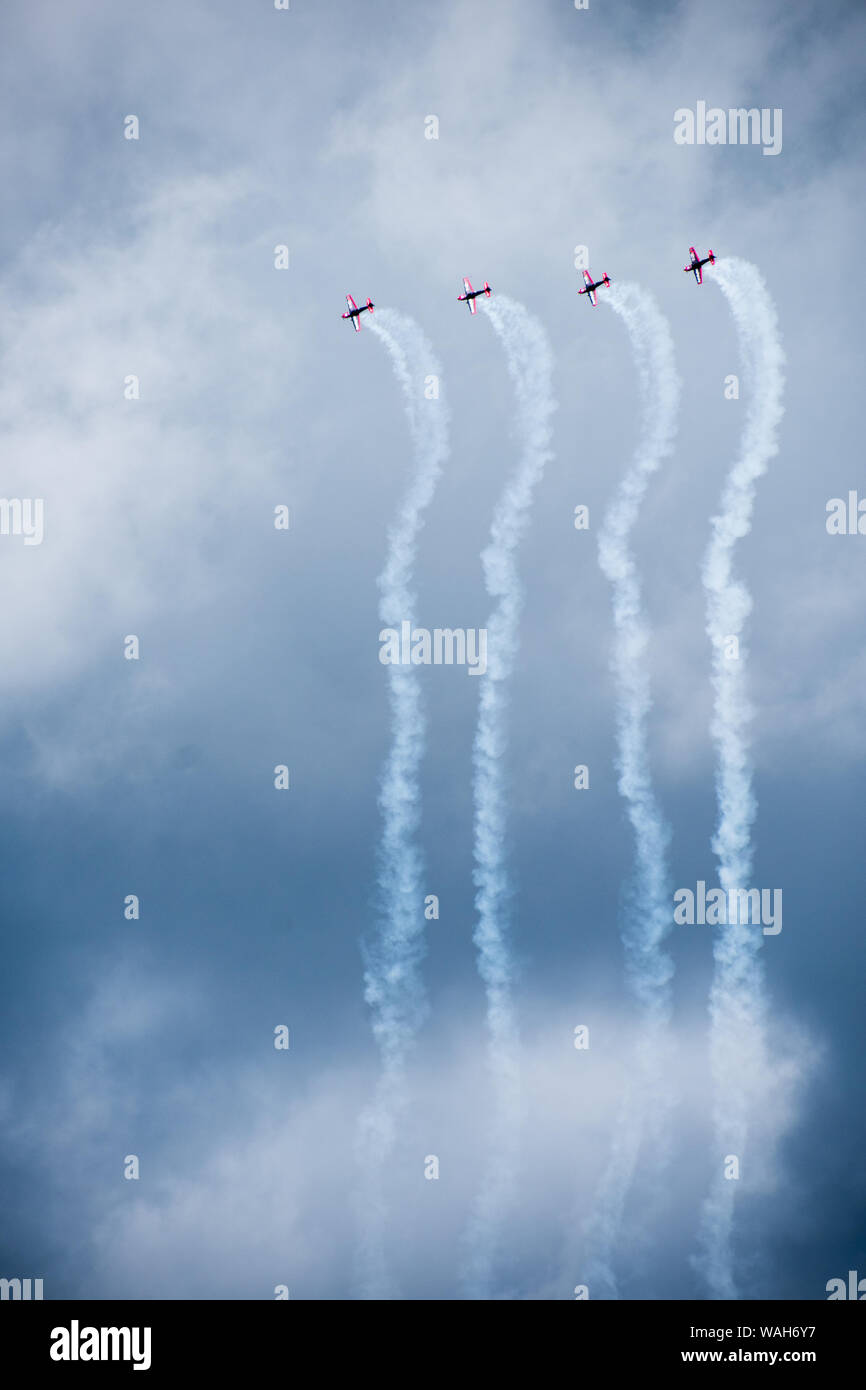 Die Blades Aerobatic Team fliegen EXTRA E-A300 Stockfoto
