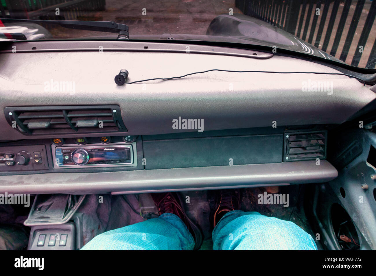 Schäbig Innenraum Cockpit einer 1989 linker Antrieb Porsche Carrera 964 Armaturenbrett Stockfoto