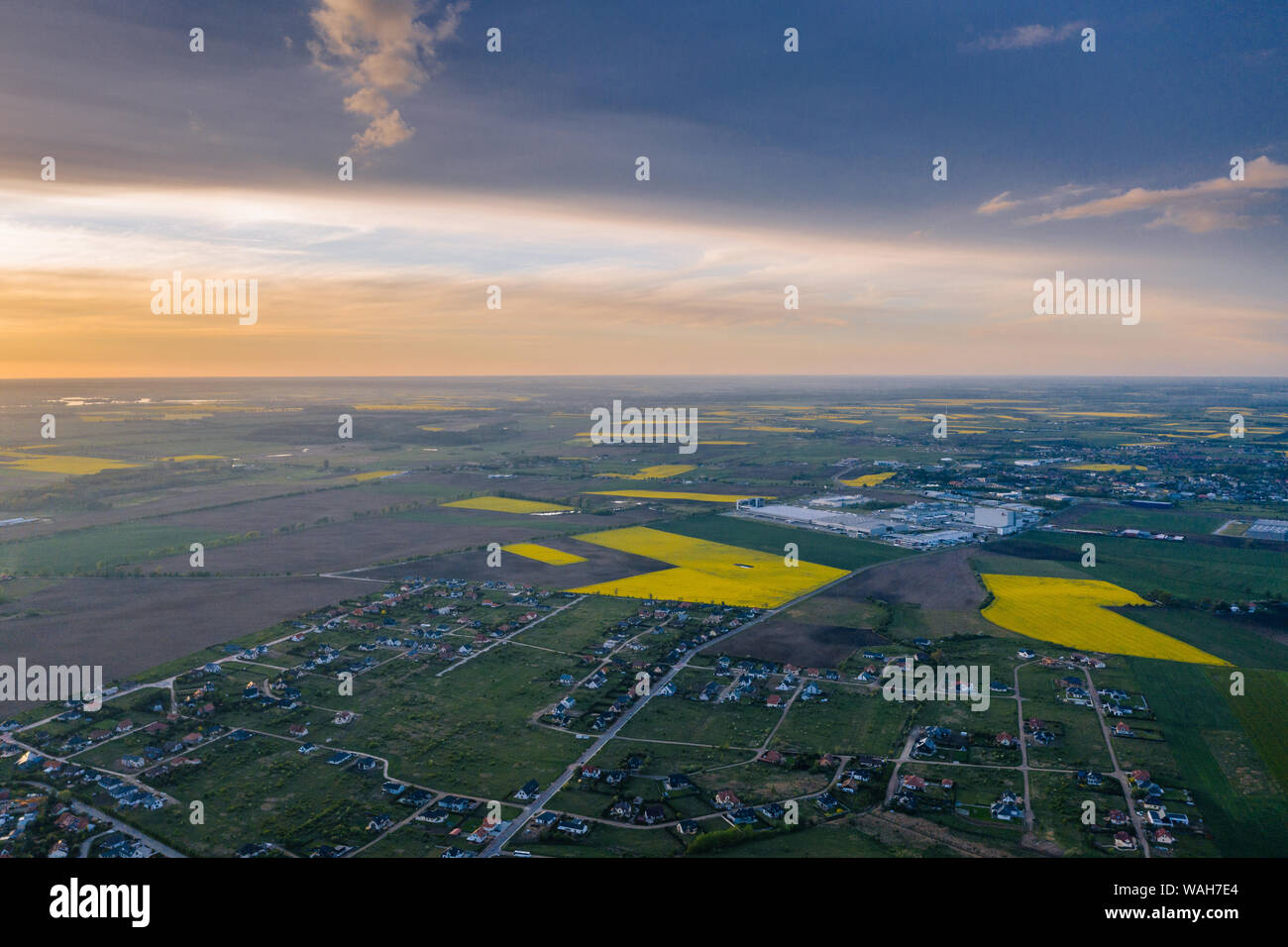 Antenne drone Fotografie der Stadt Vorstädte, Autobahn rund um die Stadt. Stockfoto