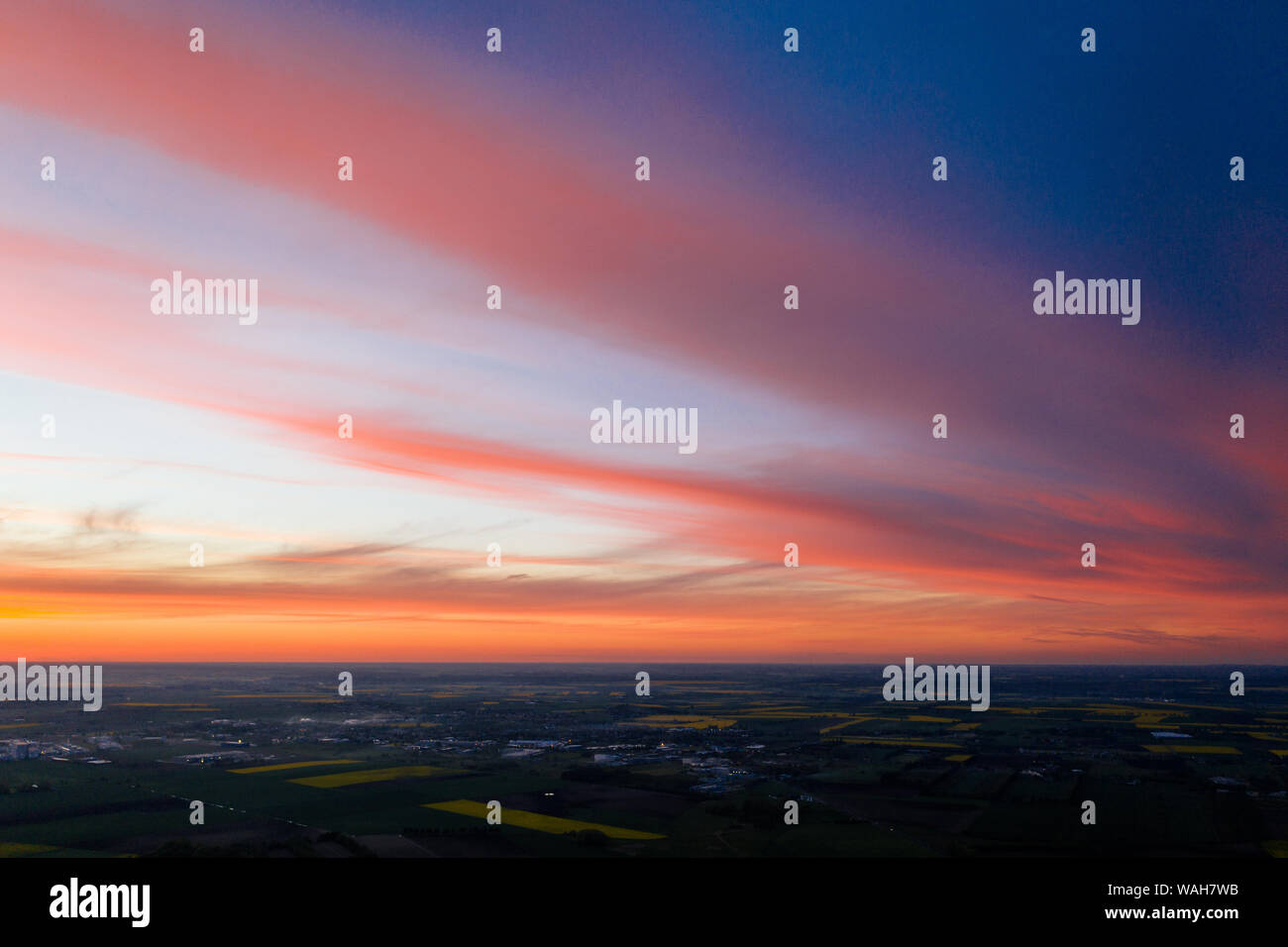 Antenne drone Fotografie von einem See Landschaft bei Sonnenuntergang. Wunderschöne und ruhige ländliche Landschaft. Stockfoto