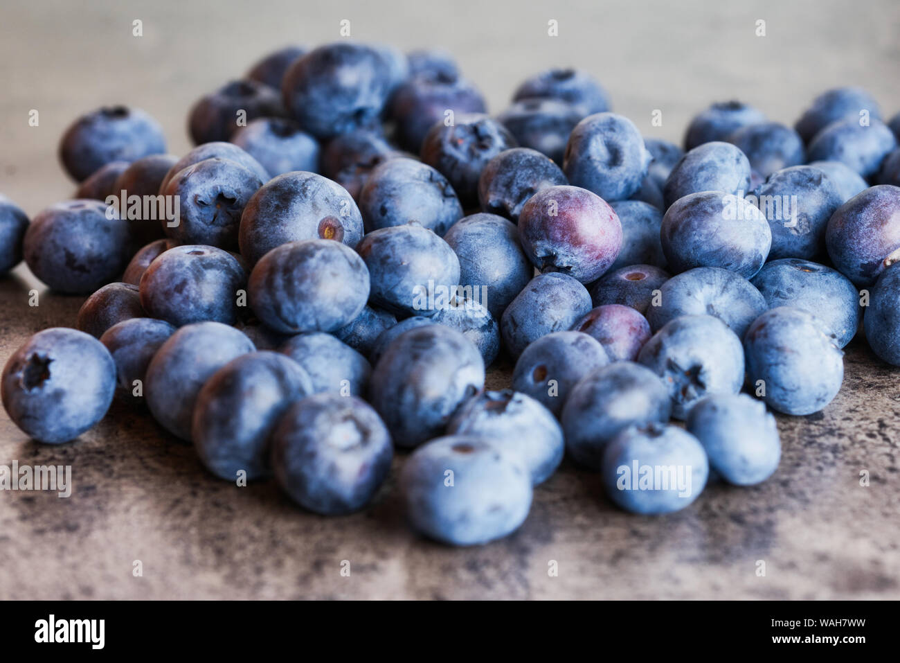 Frische rohe Blaubeeren auf einem grauen Küche Schreibtisch Stockfoto