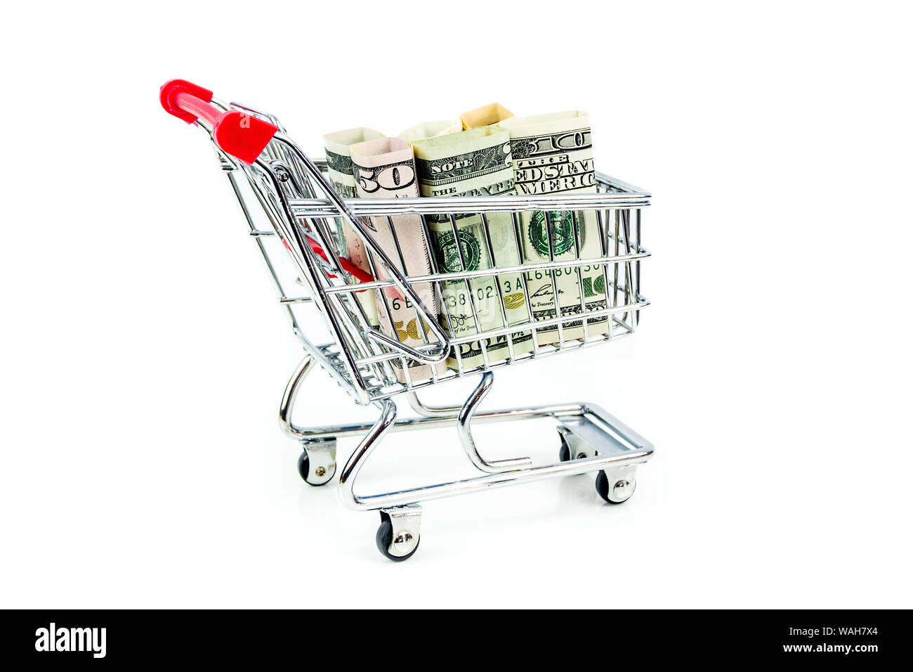 Silber Einkaufswagen voller amerikanische Dollar auf weißem Hintergrund Stockfoto
