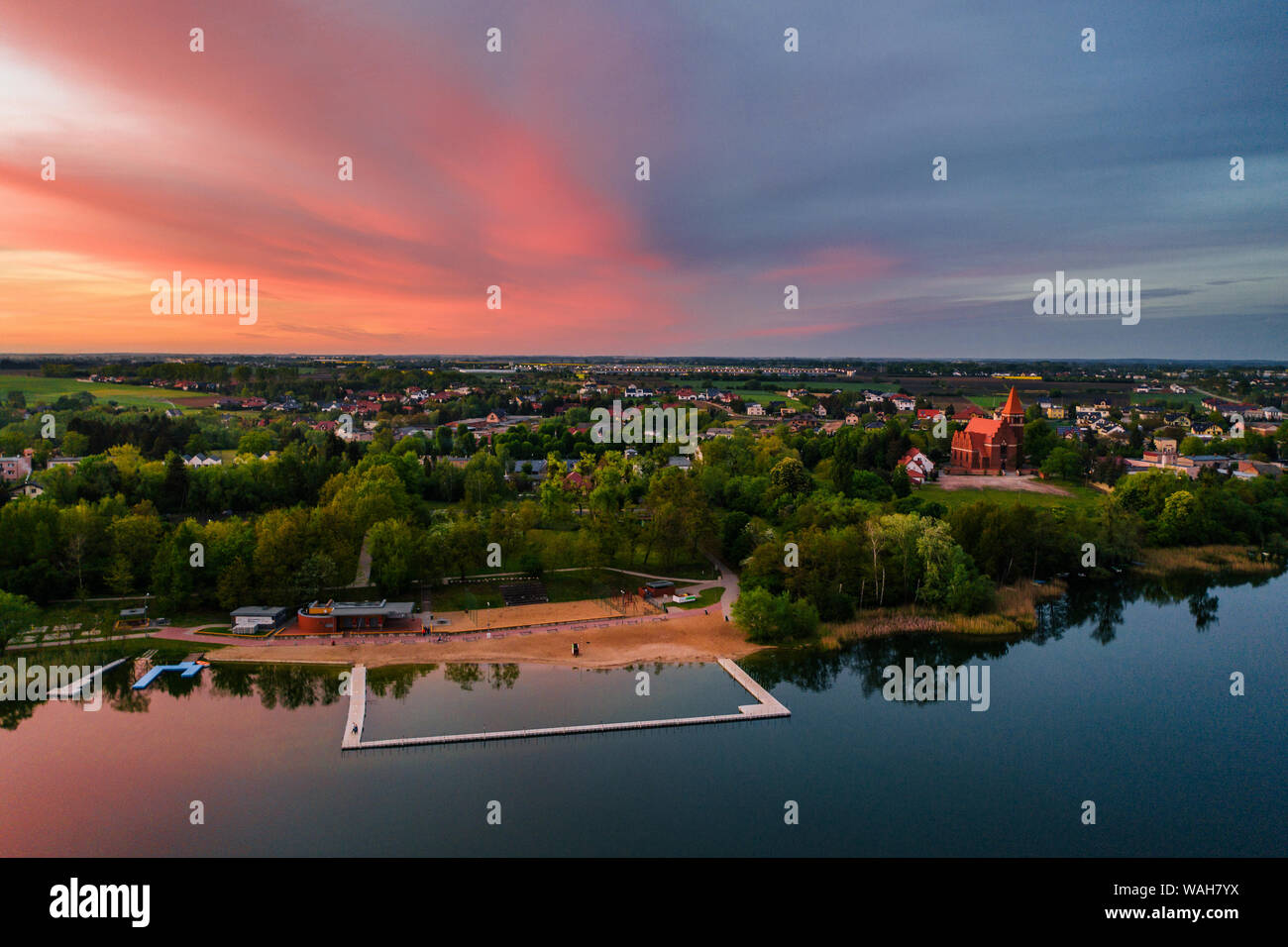 Antenne drone Fotografie von einem See Landschaft bei Sonnenuntergang. Wunderschöne und ruhige ländliche Landschaft. Stockfoto