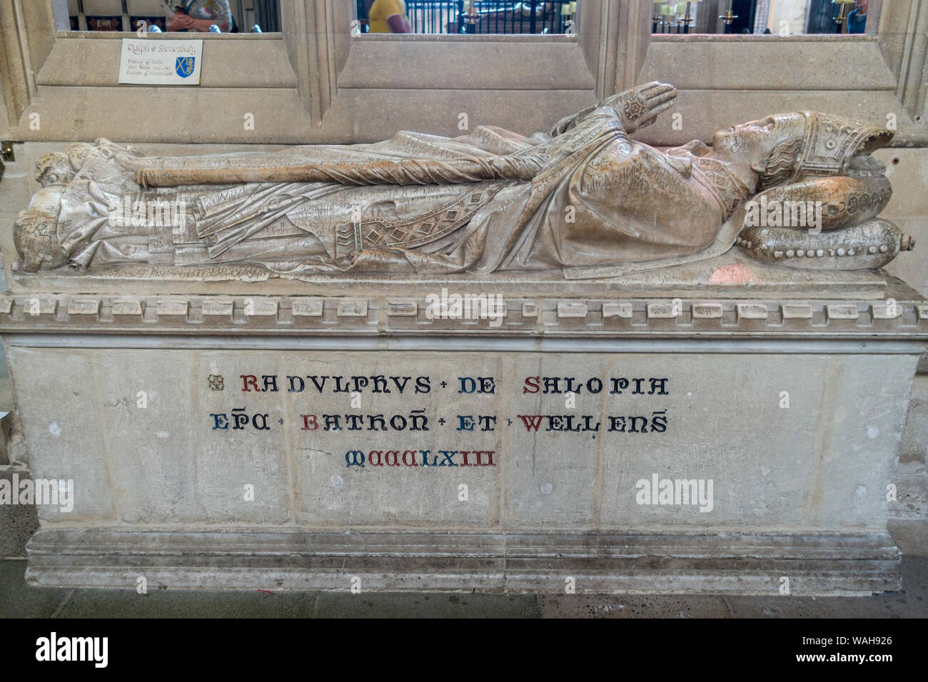 Das Grab von Ralph von Shrewsbury in Wells Cathedral, Wells, Somerset, England, UK. Stockfoto