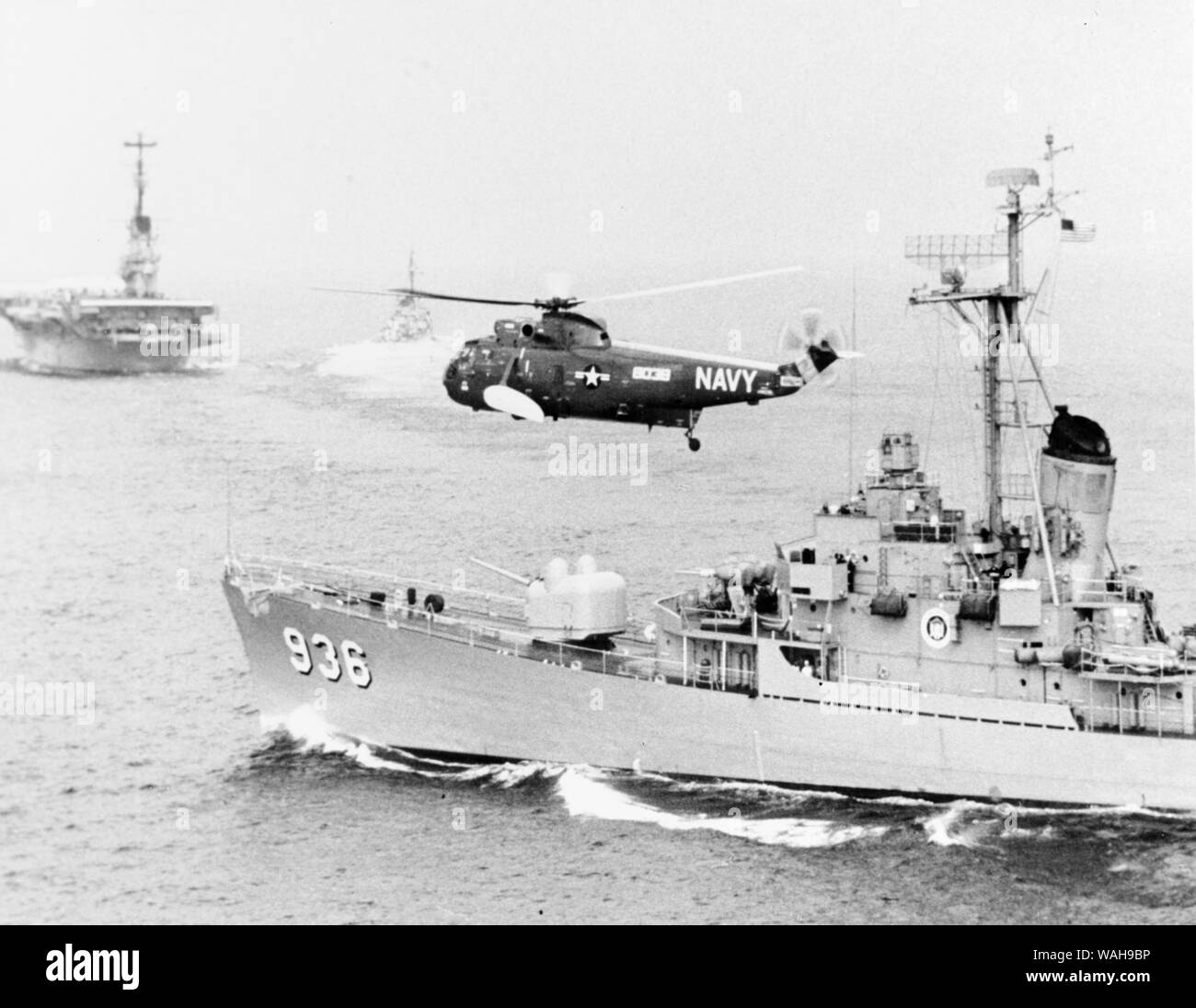 Der Sikorsky HSS-2 Sea King Hubschrauber schwebt in der Nähe der USS Decatur (DD-936) 1961 Stockfoto