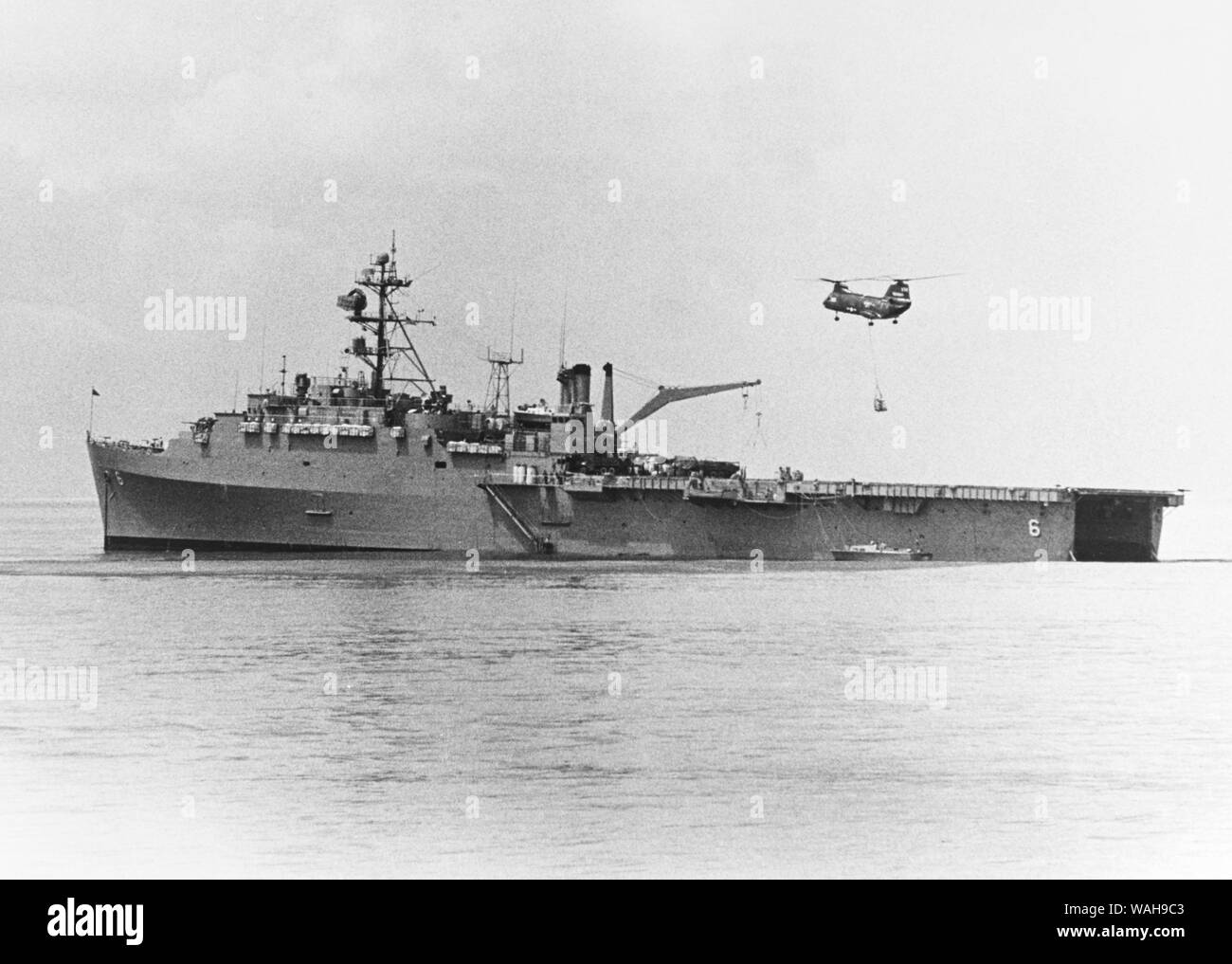 H-46 Sea Knight Hubschrauber trägt die Versorgung der USS Duluth (LPD-6) vor der Küste von Danang, Republik Vietnam, 1967. Stockfoto