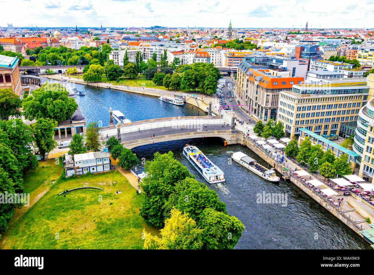 Skyline Luftbild von Spree und der Museumsinsel in Berlin, Deutschland. Berlin touristische tour Boote auf dem Fluss. Blick vom Berliner Dom Stockfoto