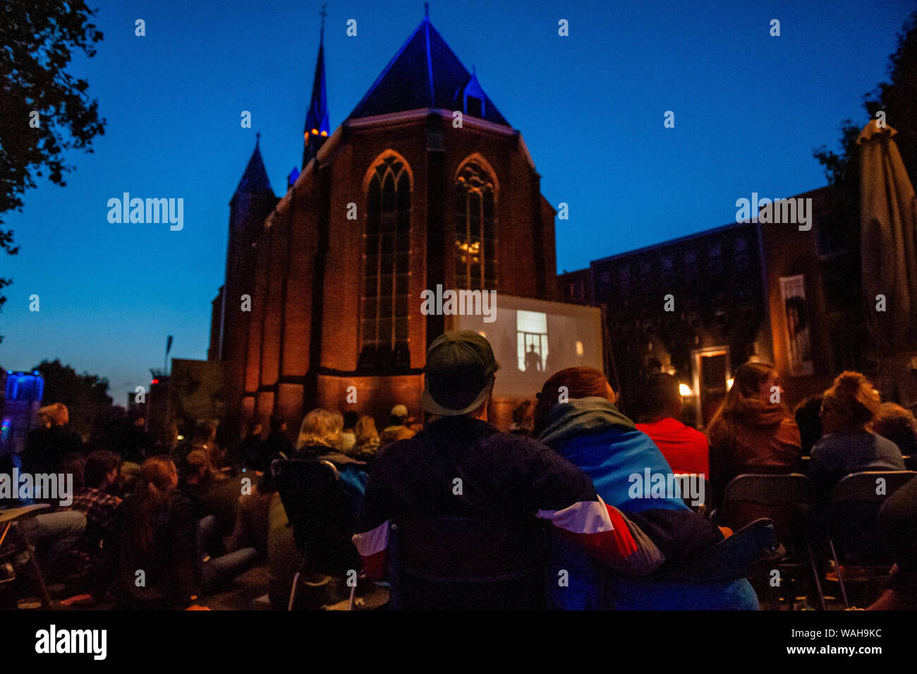 Nijmegen, Gelderland, Niederlande. 20 Aug, 2019. Ein Paar gesehen, einen Film von Quentin Tarantino. Weil der letzte Film von Quentin Tarantino in diesem Monat veröffentlicht wurde, LUX, eine unabhängige und liberale Plattform in Nijmegen für neue Entwicklungen in der Kunst und Kultur angeboten, ein Open-Air-Kino Vorführungen von seinen Bekannten filmen, wie vier Zimmer und Pulp Fiction. Hunderte von Menschen kann man kostenlos die Filme, wie vier Zimmer und Pulp Fiction in einer sehr Tarantino Stil genießen. Credit: Ana Fernandez/SOPA Images/ZUMA Draht/Alamy leben Nachrichten Stockfoto