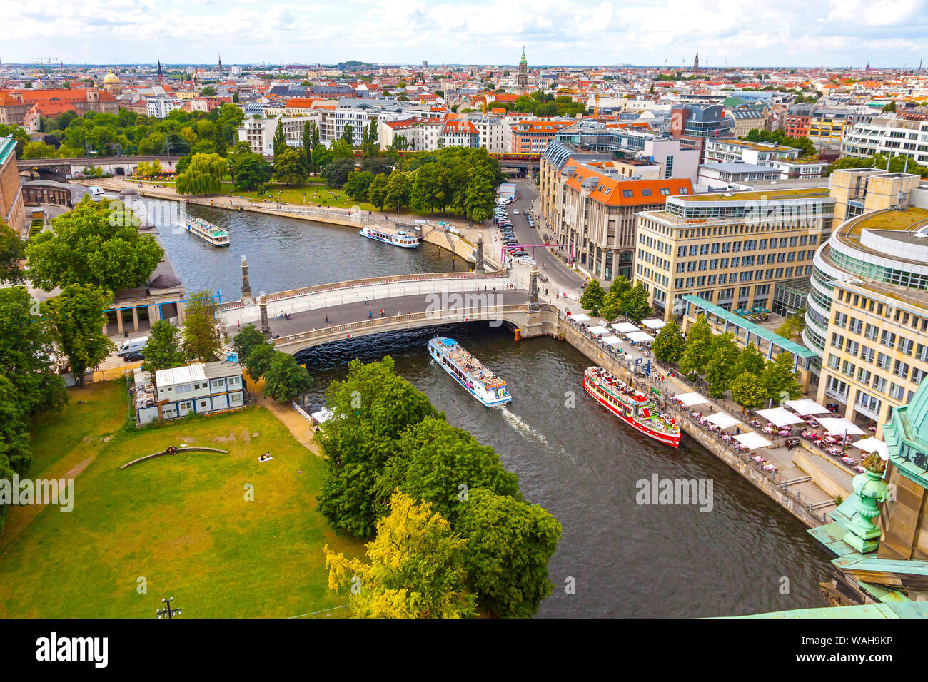 Skyline Luftbild von Spree und der Museumsinsel in Berlin, Deutschland. Berlin touristische tour Boote auf dem Fluss. Blick vom Berliner Dom Stockfoto