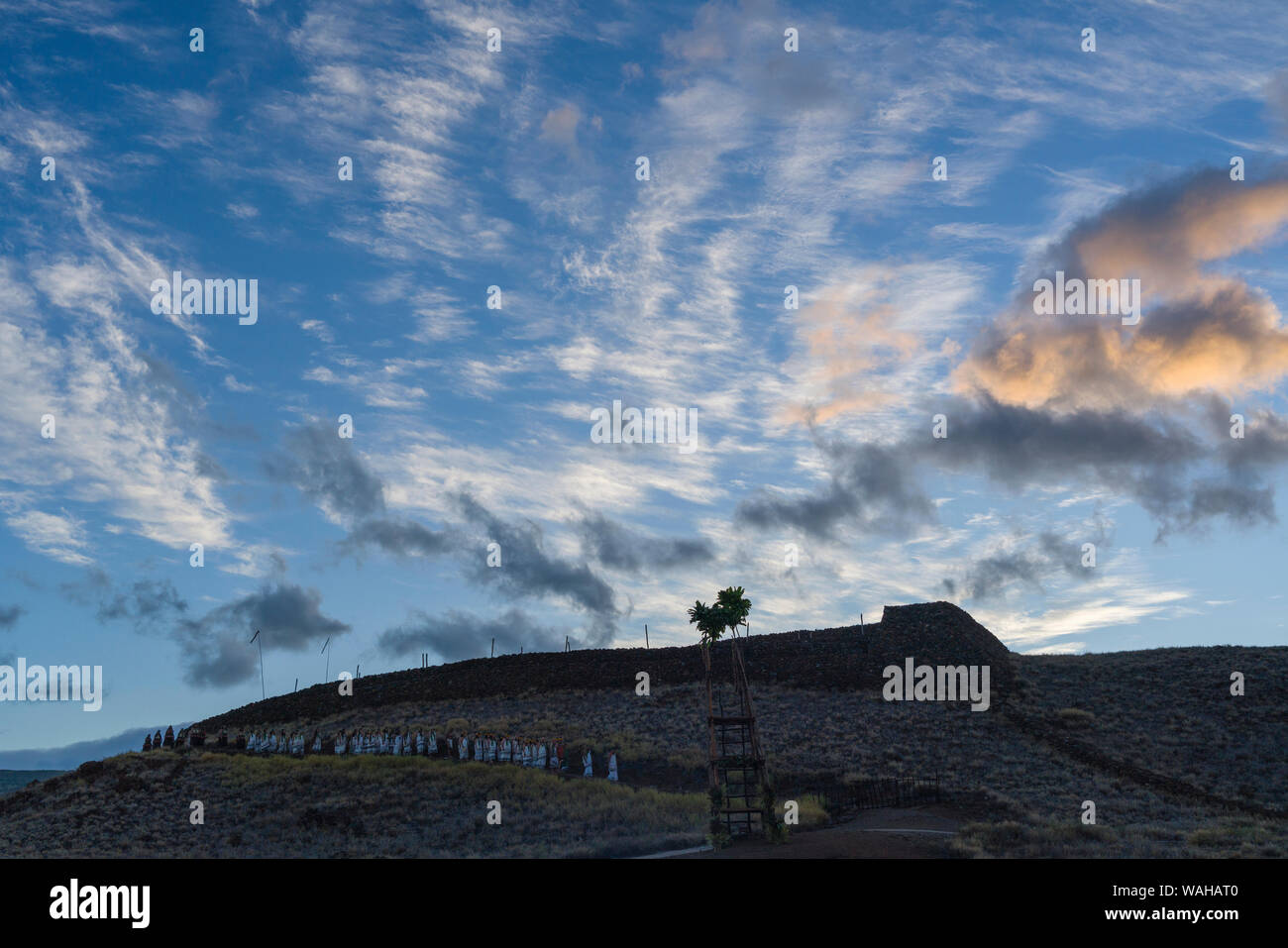 Die Teilnehmer verlassen Heiau auf Pu'ukohala NP auf Hawaii Insel für kulturelle Veranstaltung in der Morgendämmerung. Stockfoto
