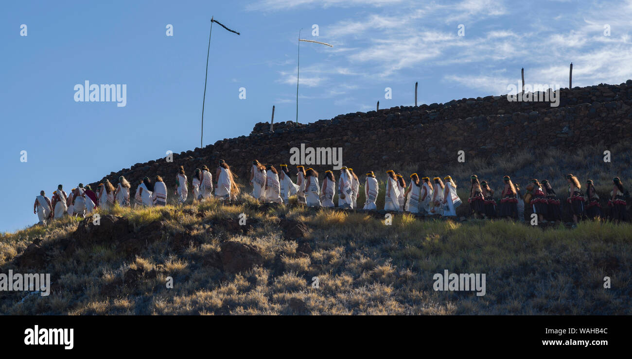 Prozession wieder heiau nach kulturellen Tag Feier in Pu'ukohala Heiau NP auf Hawaii Insel Stockfoto
