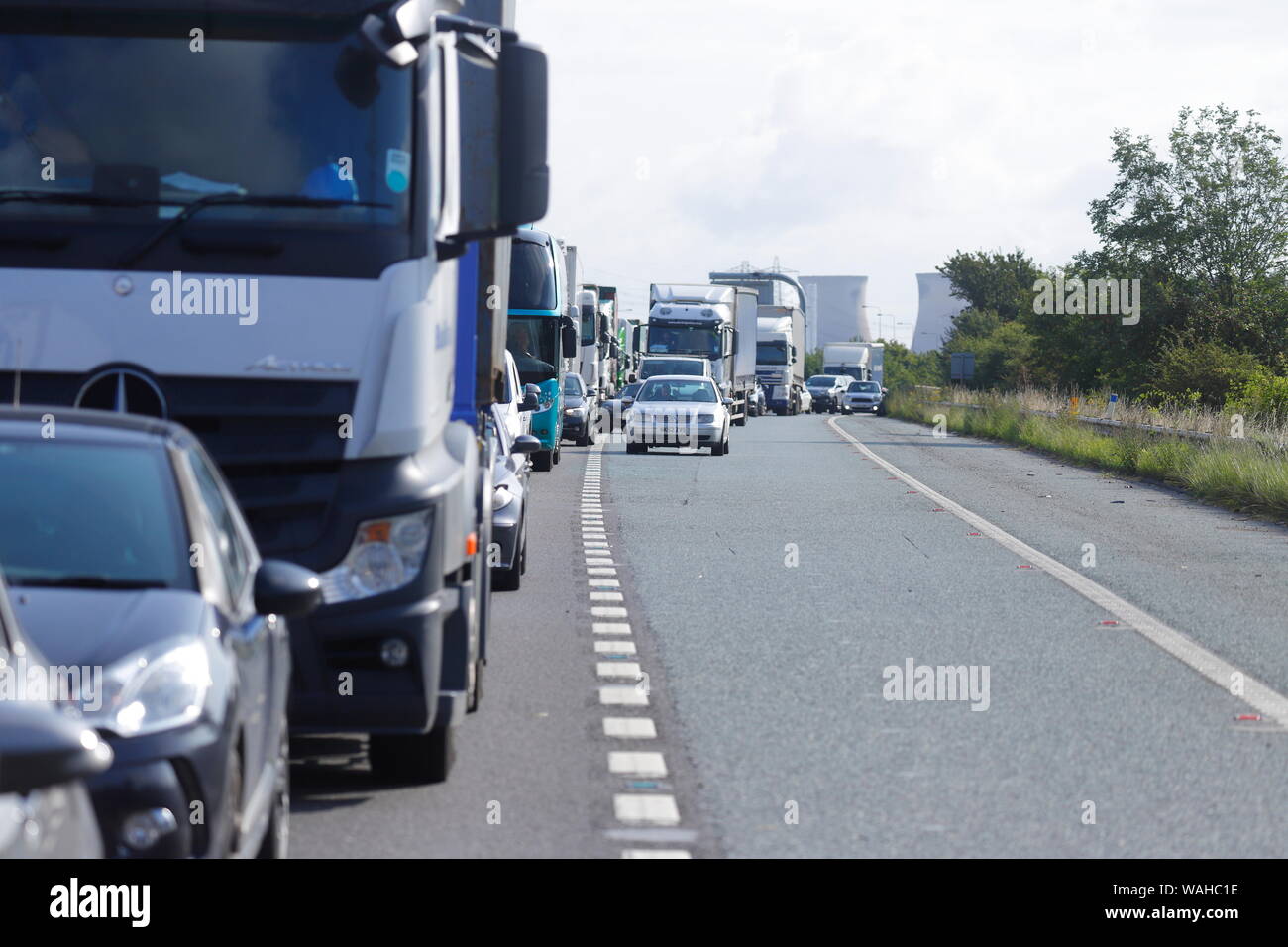 Verkehr im Stillstand auf der M62 zwischen der Anschlussstelle 31 & 30 auf der nach Westen gehenden Fahrbahn beim Unfall ein Motorradfahrer und Lastwagen. Stockfoto