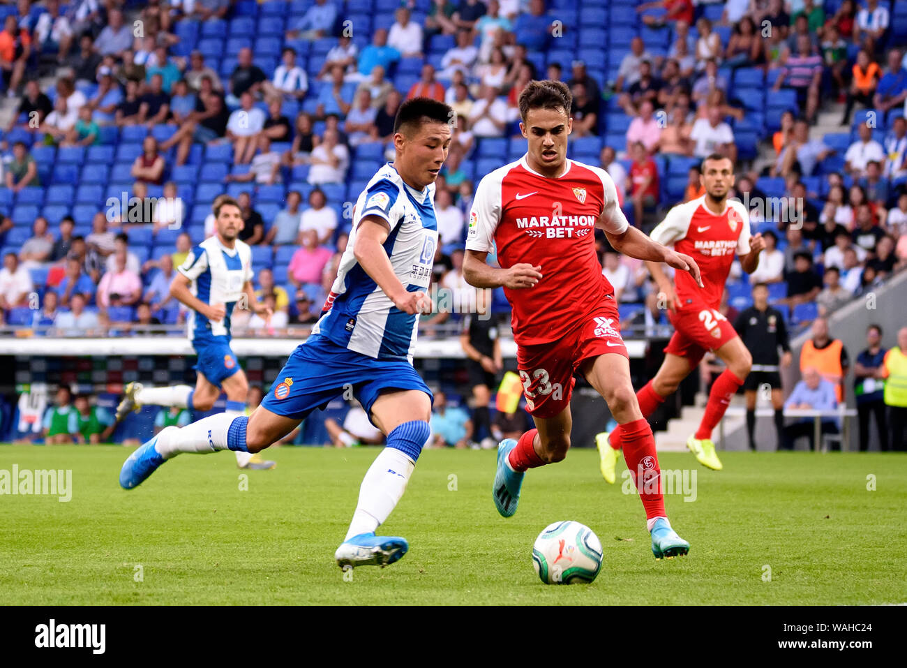 BARCELONA - 23 AUG 18: Wu Lei (L) und Reguilon (R) spielen in der Liga Match zwischen RCD Espanyol und Sevilla CF RCDE Stadium am August 18, 2019 i Stockfoto