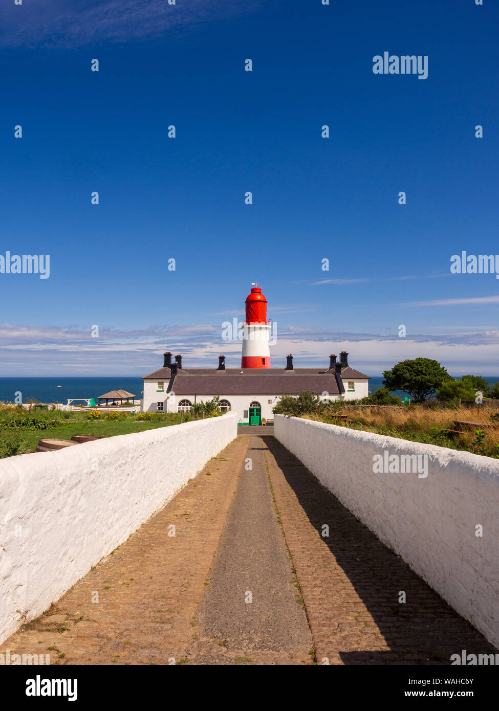 Souter Leuchtturm im Dorf Marsden, South Shields, Tyne & Wear, Großbritannien. Stockfoto