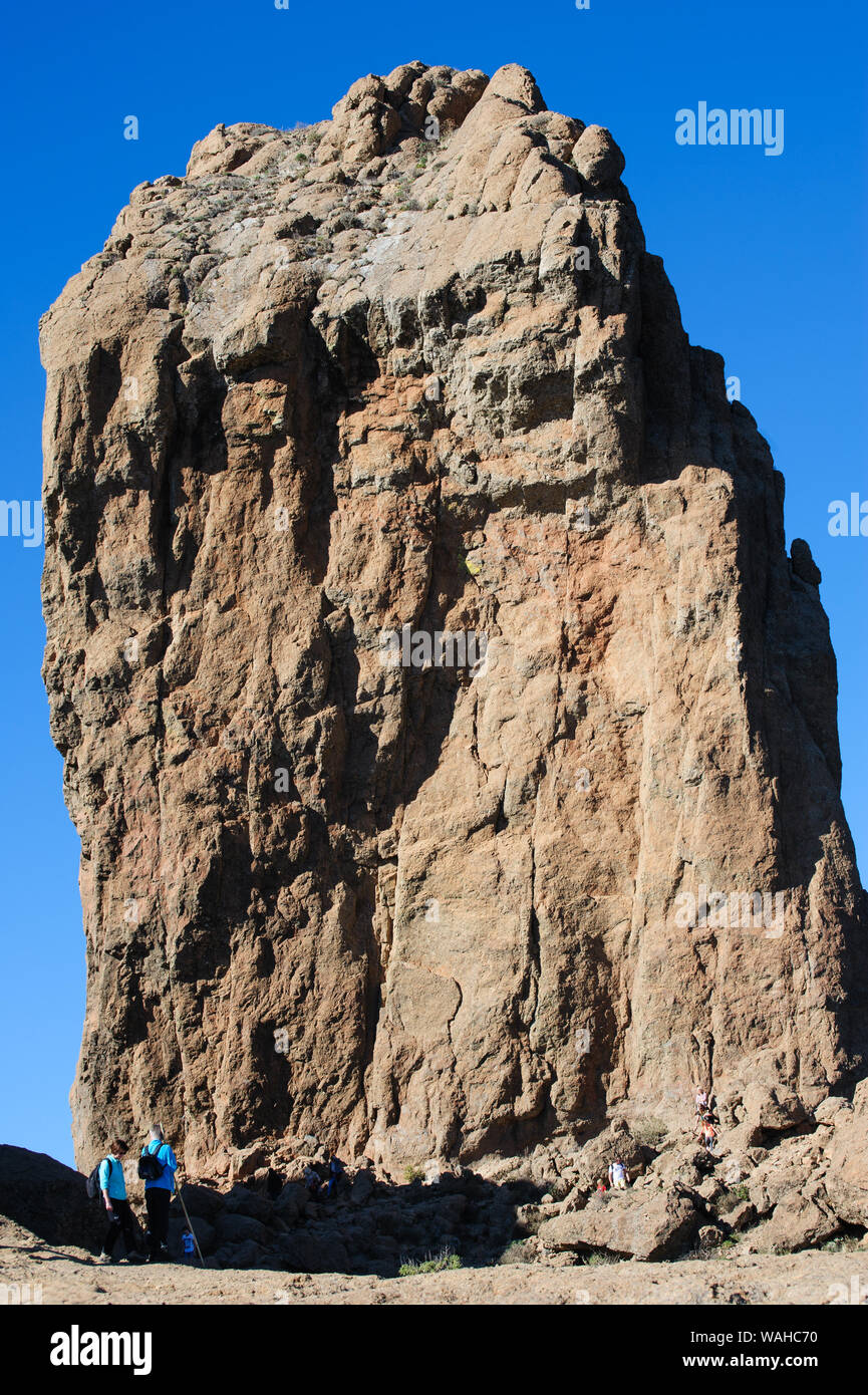 Roque Nublo, Gran Canaria, Spanien - 26. Dezember 2017. Nach oben Roque Nublo zweithöchsten Platz in Gran Canaria 1813 Meter über dem Meeresspiegel, Spanien Stockfoto