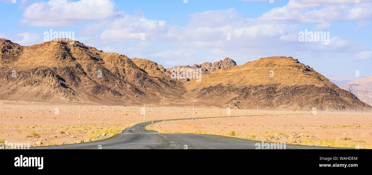 (Selektive Fokus) einen atemberaubenden Blick auf die berühmten Kings Highway, schöne kurvenreiche Straße durch das Wadi Rum Wüste läuft. Stockfoto