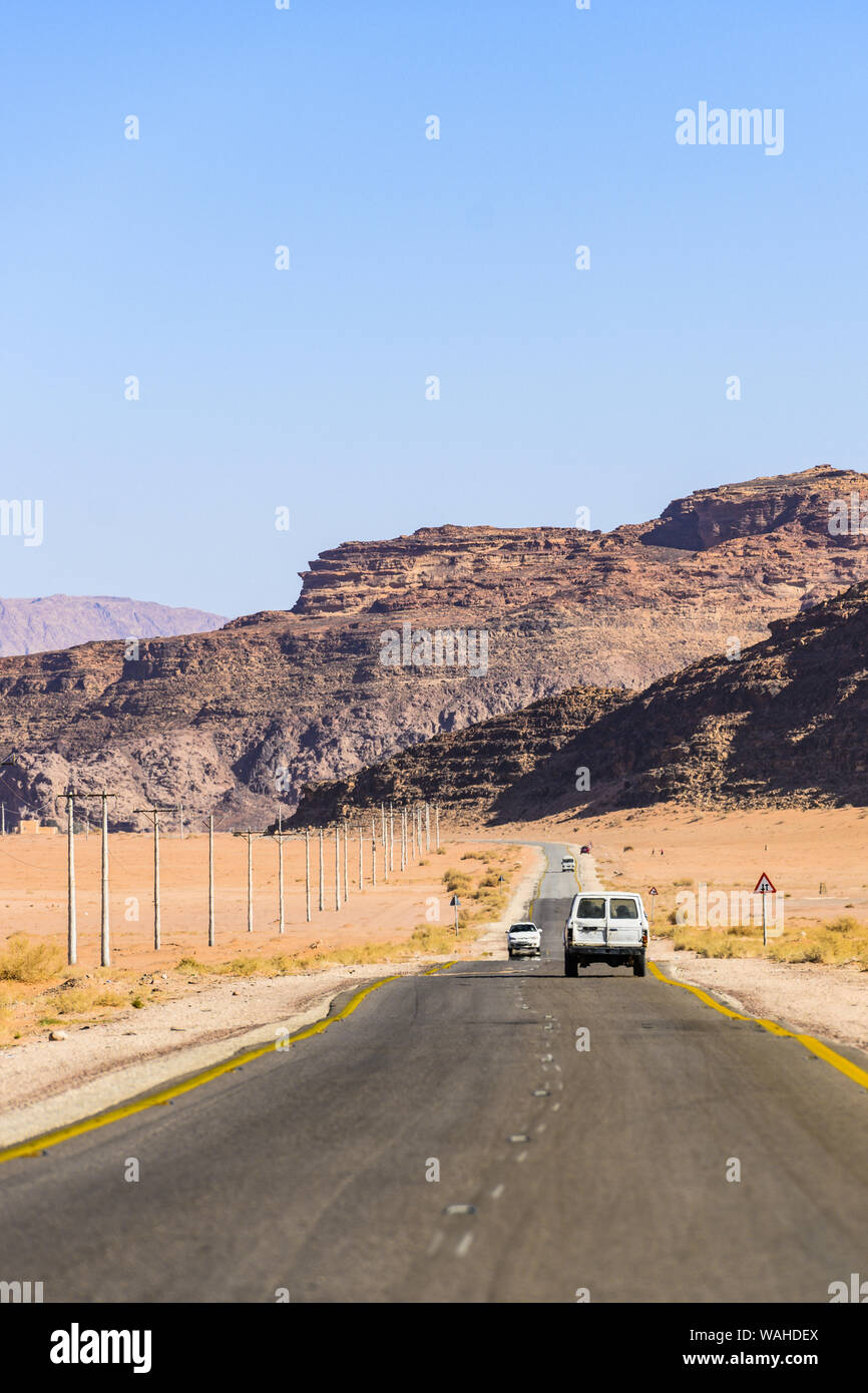 (Selektive Fokus) einen atemberaubenden Blick auf die berühmten Kings Highway, schöne kurvenreiche Straße durch das Wadi Rum Wüste läuft. Stockfoto