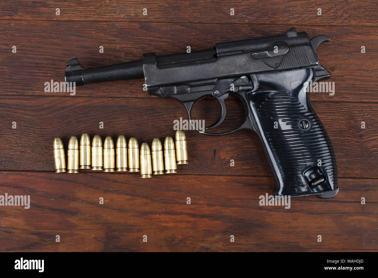 WWII ära Nazi-deutschen Armee Pistole mit Munition auf hölzernen Tisch Stockfoto