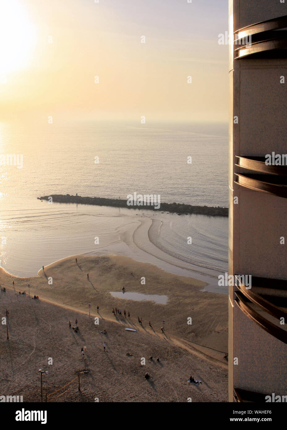 Blick auf den Strand von Tel Aviv unter vom Balkon bei Herods Hotel bei Sonnenuntergang. Stockfoto