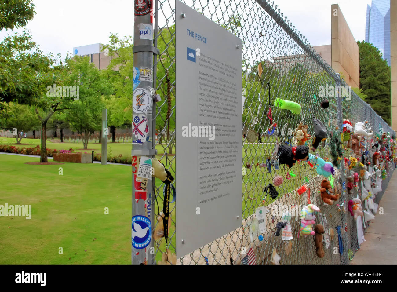 Die Gedenkstätte Zaun an der Oklahoma City National Memorial ist in einem Winkel mit einer der Zeit Tore und Stühlen im Hintergrund angezeigt. Stockfoto