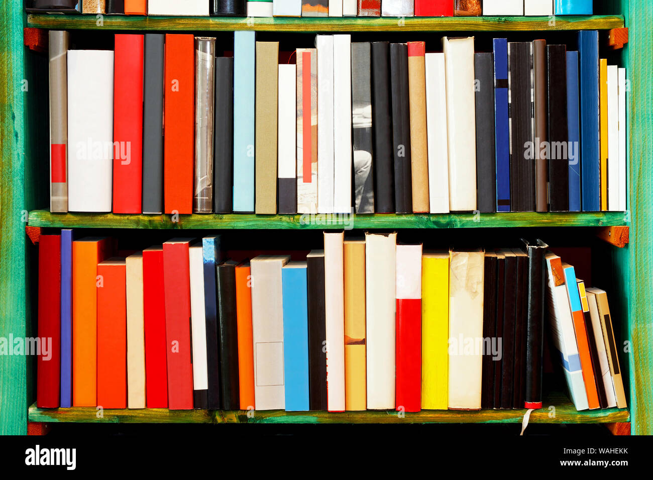 Bücherregal mit leer Leer Abdeckung Ärmel Stockfoto