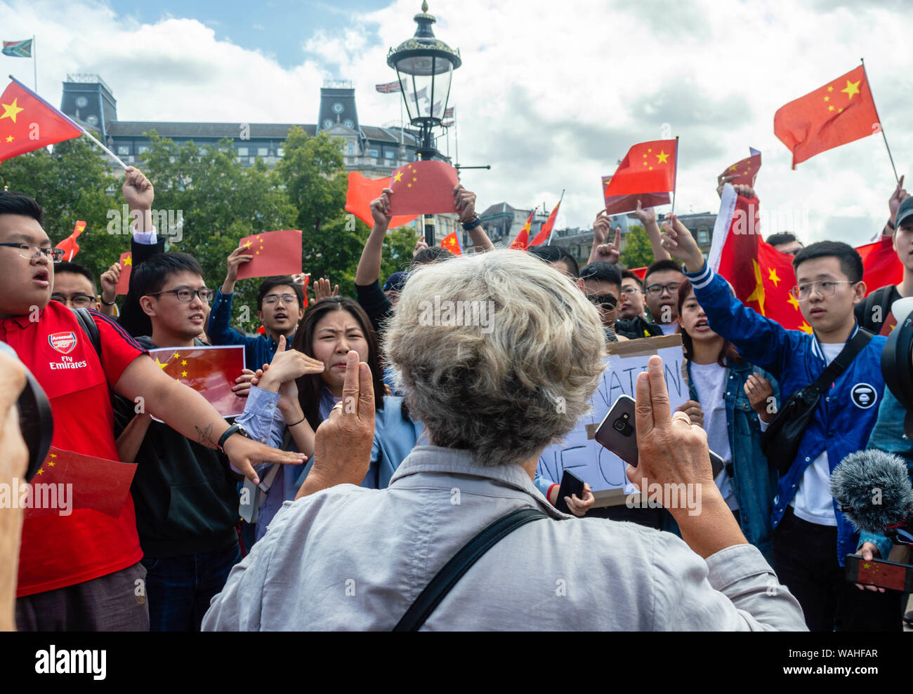 Weibliche British National exclaming, dass Hongkong, China, sondern es gibt zwei Systeme bei der britischen Solidarität mit Hong Kong Rallye. Stockfoto