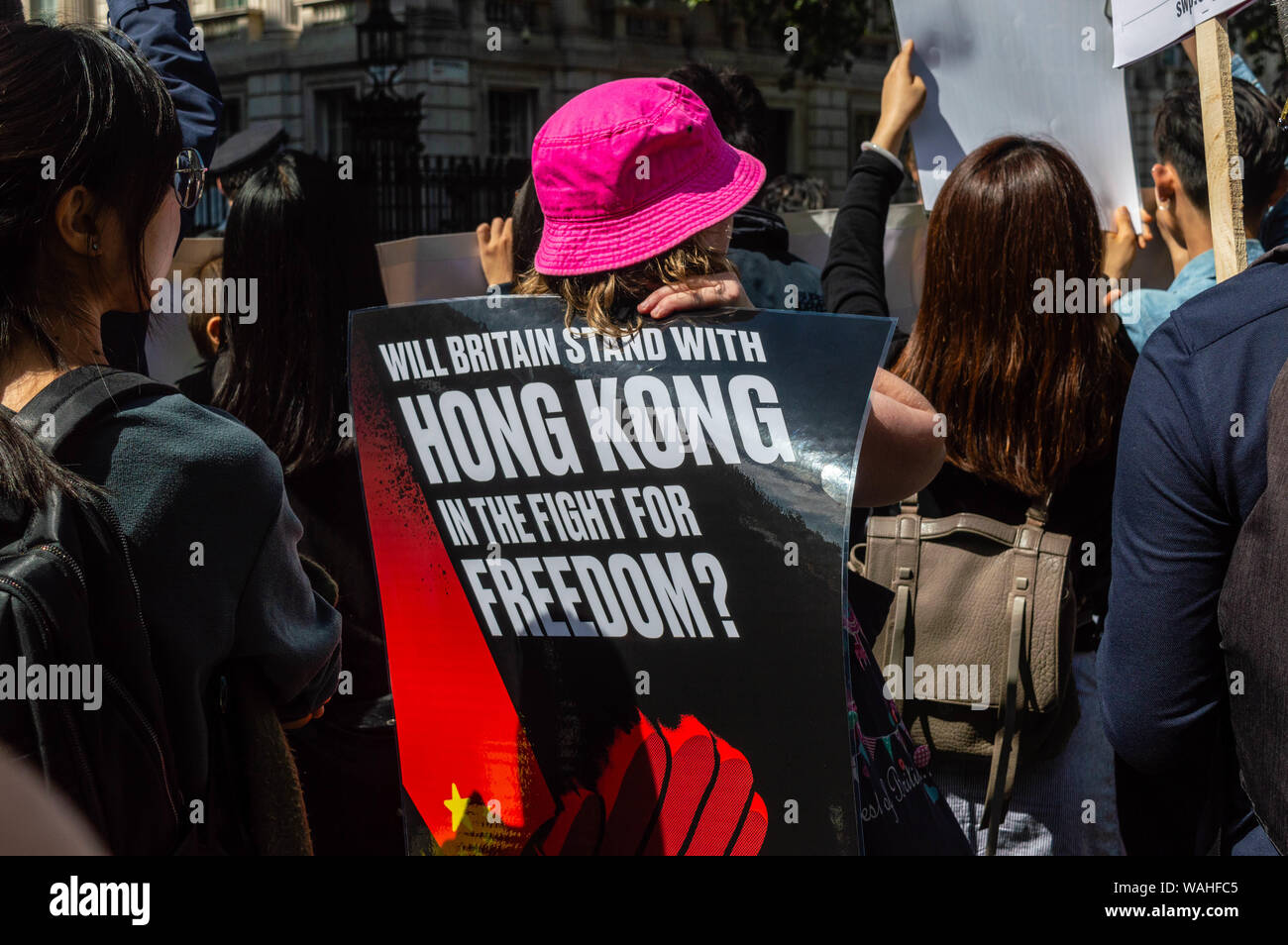 London, Großbritannien, 17. August 2019: Frau hält einen Banner zur Unterstützung von Hong Kong bei der britischen Solidarität mit Hong Kong Rallye. Stockfoto