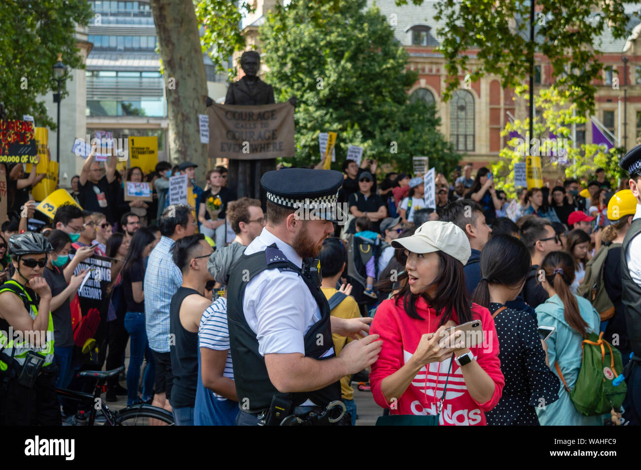 London, Großbritannien, 17. August 2019: Polizist warnt Zuschauer nicht Barriere an der britischen Solidarität mit Hong Kong Rallye zu überqueren. Stockfoto