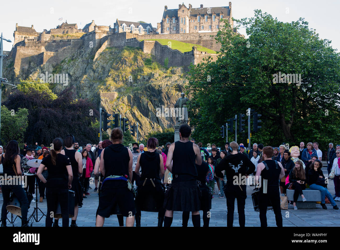 Edinburgh, Schottland, 20. August 2019. Edinburgh International Festival und Fransen 2019. Trommler durchgeführt zu einem verpackten Masse, die mit dem Hintergrund der Abendsonne auf das Edinburgh Castle. Kredit Pauline Keightley/live-Nachrichten. Stockfoto