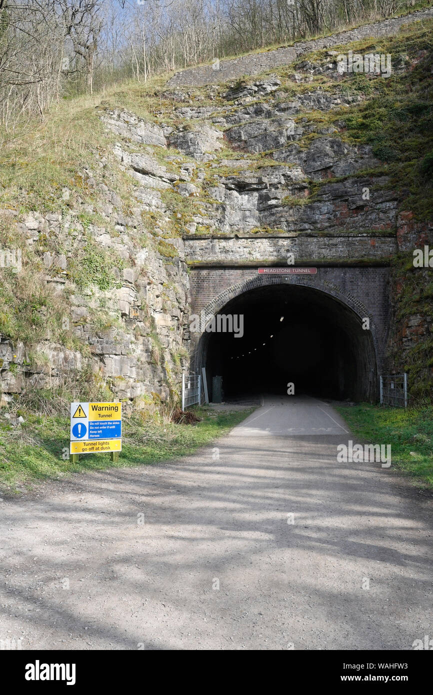 Der Eingang zum Grabsteintunnel auf dem Monsal Trail im Derbyshire Peak District, England, Großbritannien, unbenutzter Eisenbahntunnel Stockfoto