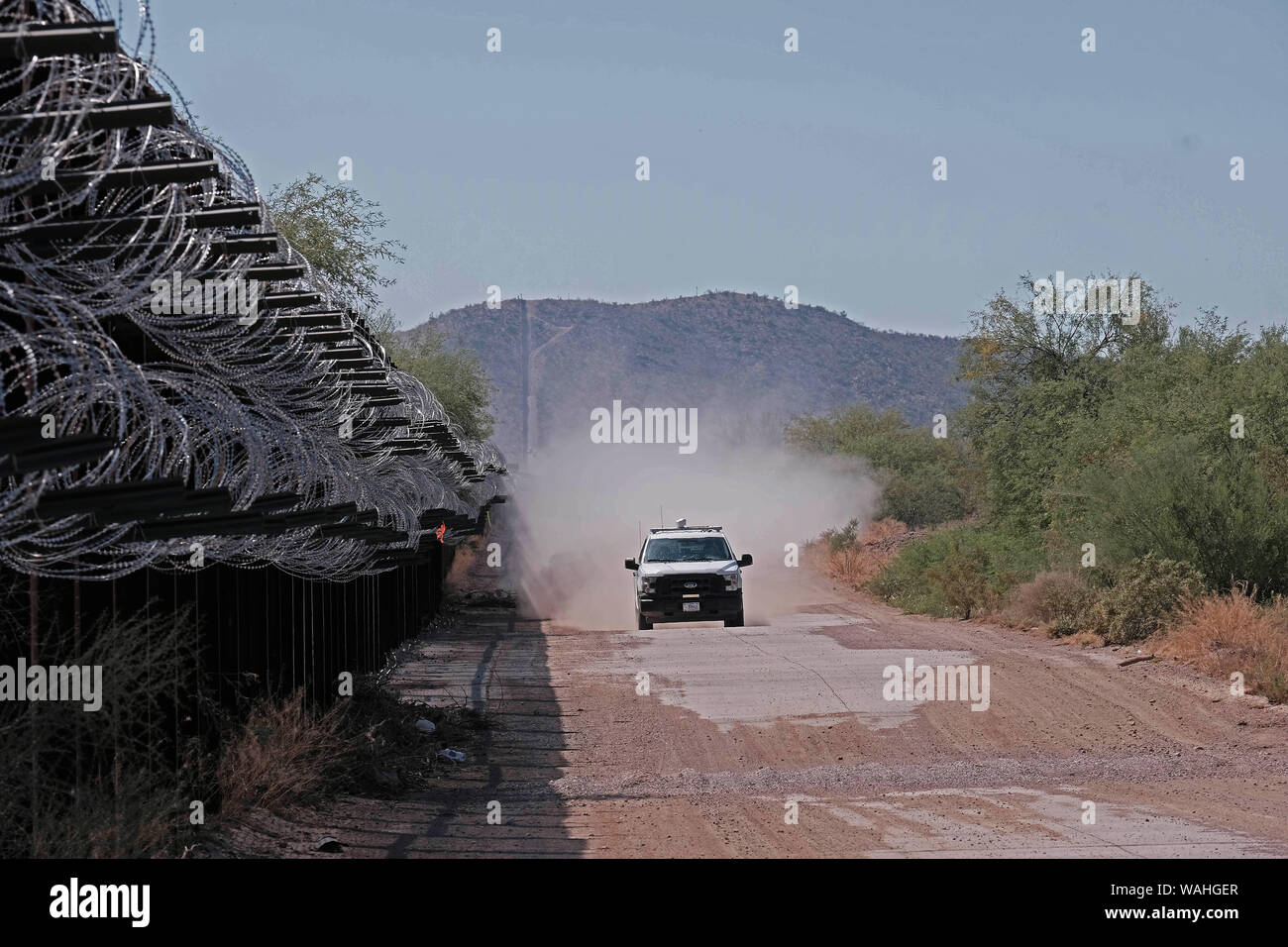 August 19, 2019, Lukeville, Arizona, USA: US Border Patrol entlang der Grenze Zaun in Lukeville, Arizona. Diese zwei Meile Teil des Zauns wird abgerissen Beginnend diese Woche und von 30 Fuß hoch Edelstahl Poller Wand ersetzt. 38,6 Meilen der vorhandenen Fahrzeug Barrieren, die entlang der Grenze zu Mexiko in den Cabeza Prieta National Wildlife Refugee und Organ Pipe Cactus Denkmal ausgeführt wird, durch eine Mauer ersetzt werden, aber die Arbeit wurde auf Oktober vertagt worden. Verschiedene Umweltschutzgruppen geklagt haben Bau und Materie zu stoppen, ist zurück, bevor ein Bundesrichter. Der Oberste Gerichtshof hat die Tru erlaubt Stockfoto