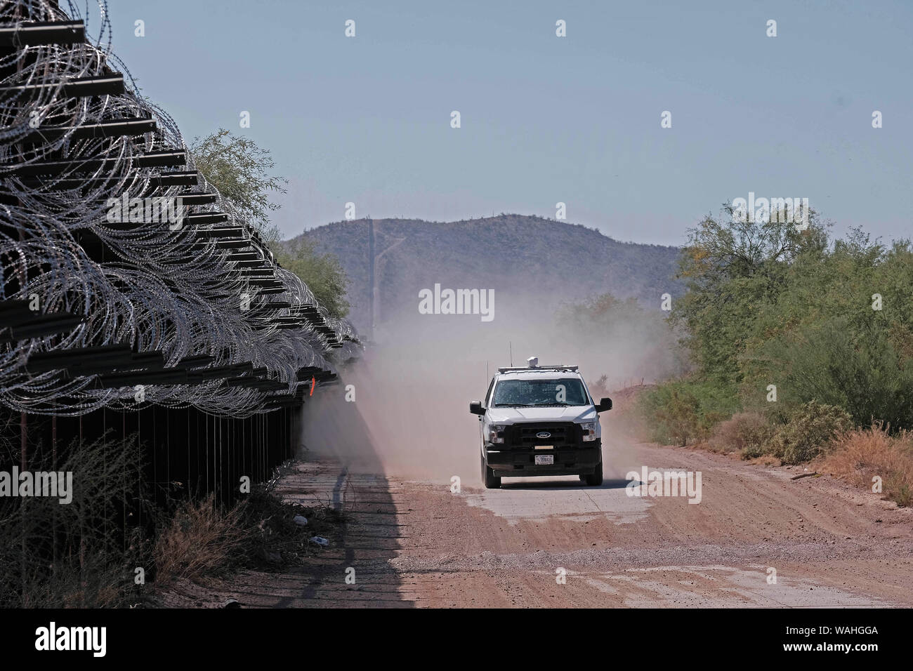 August 19, 2019, Lukeville, Arizona, USA: US Border Patrol entlang der Grenze Zaun in Lukeville, Arizona. Diese zwei Meile Teil des Zauns wird abgerissen Beginnend diese Woche und von 30 Fuß hoch Edelstahl Poller Wand ersetzt. 38,6 Meilen der vorhandenen Fahrzeug Barrieren, die entlang der Grenze zu Mexiko in den Cabeza Prieta National Wildlife Refugee und Organ Pipe Cactus Denkmal ausgeführt wird, durch eine Mauer ersetzt werden, aber die Arbeit wurde auf Oktober vertagt worden. Verschiedene Umweltschutzgruppen geklagt haben Bau und Materie zu stoppen, ist zurück, bevor ein Bundesrichter. Der Oberste Gerichtshof hat die Tru erlaubt Stockfoto