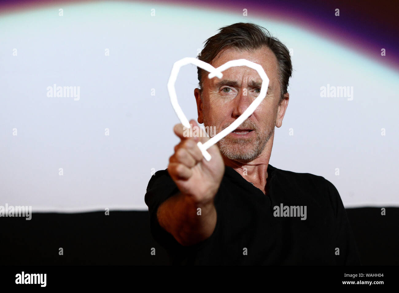 Sarajevo, Bosnien und Herzegowina. 20 Aug, 2019. Der britische Schauspieler Tim Roth wirft mit der Ehrenamtlichen Herzen von Sarajevo Award während der Sarajevo Film Festival in Sarajevo, Bosnien und Herzegowina, am 12.08.20., 2019. Den berühmten britischen Schauspieler Tim Roth am Dienstag erhielt die Ehrendoktorwürde Herzen von Sarajevo Award bei der 25 Sarajevo Film Festival (SFF) für seine besondere Verdienste um die Filmkunst. Quelle: Xinhua/Alamy leben Nachrichten Stockfoto