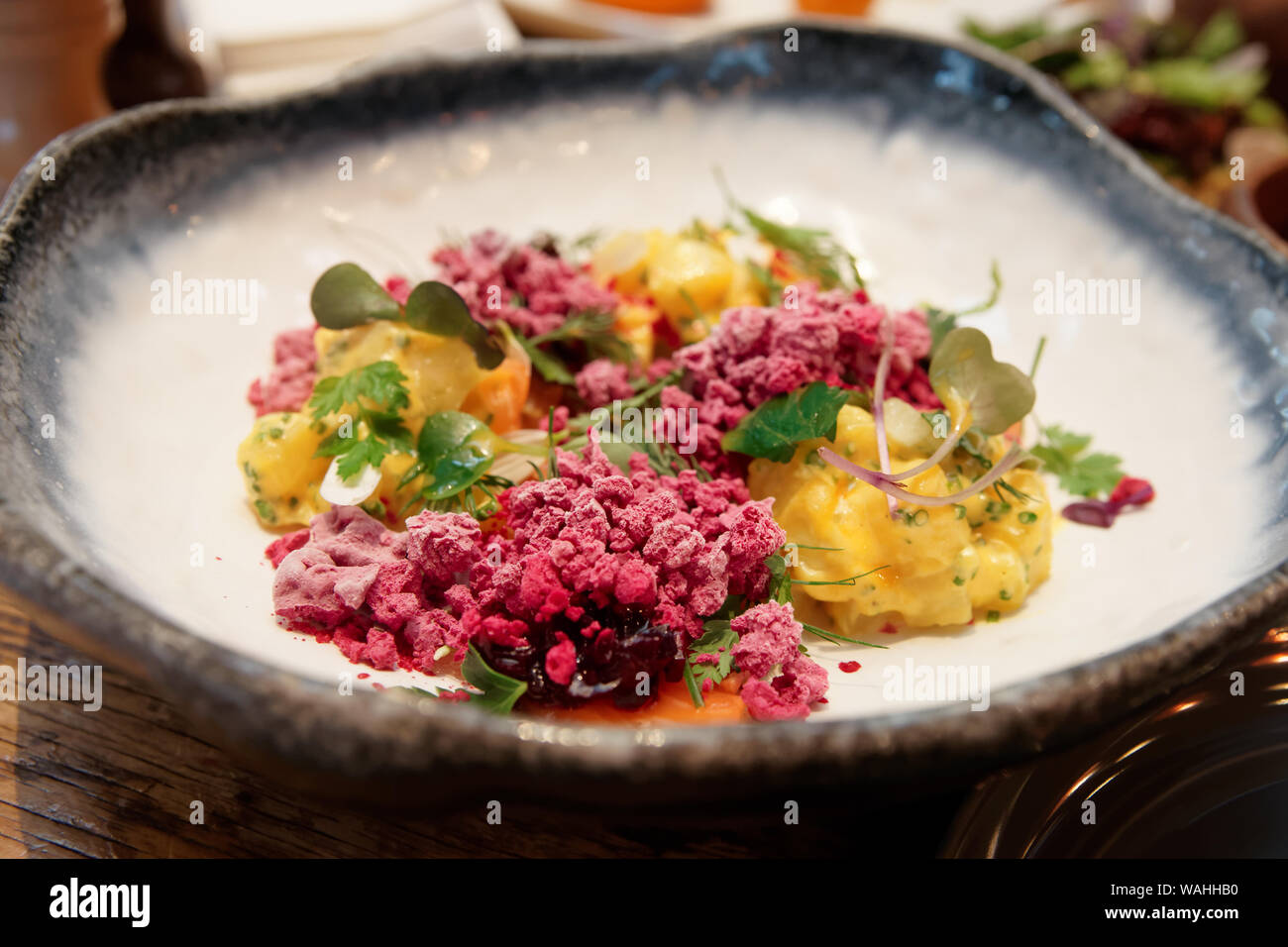 Einfache rote Beete Aperitif in der modernen Art mit flüssigem Stickstoff gekocht, molekulare Küche Stockfoto
