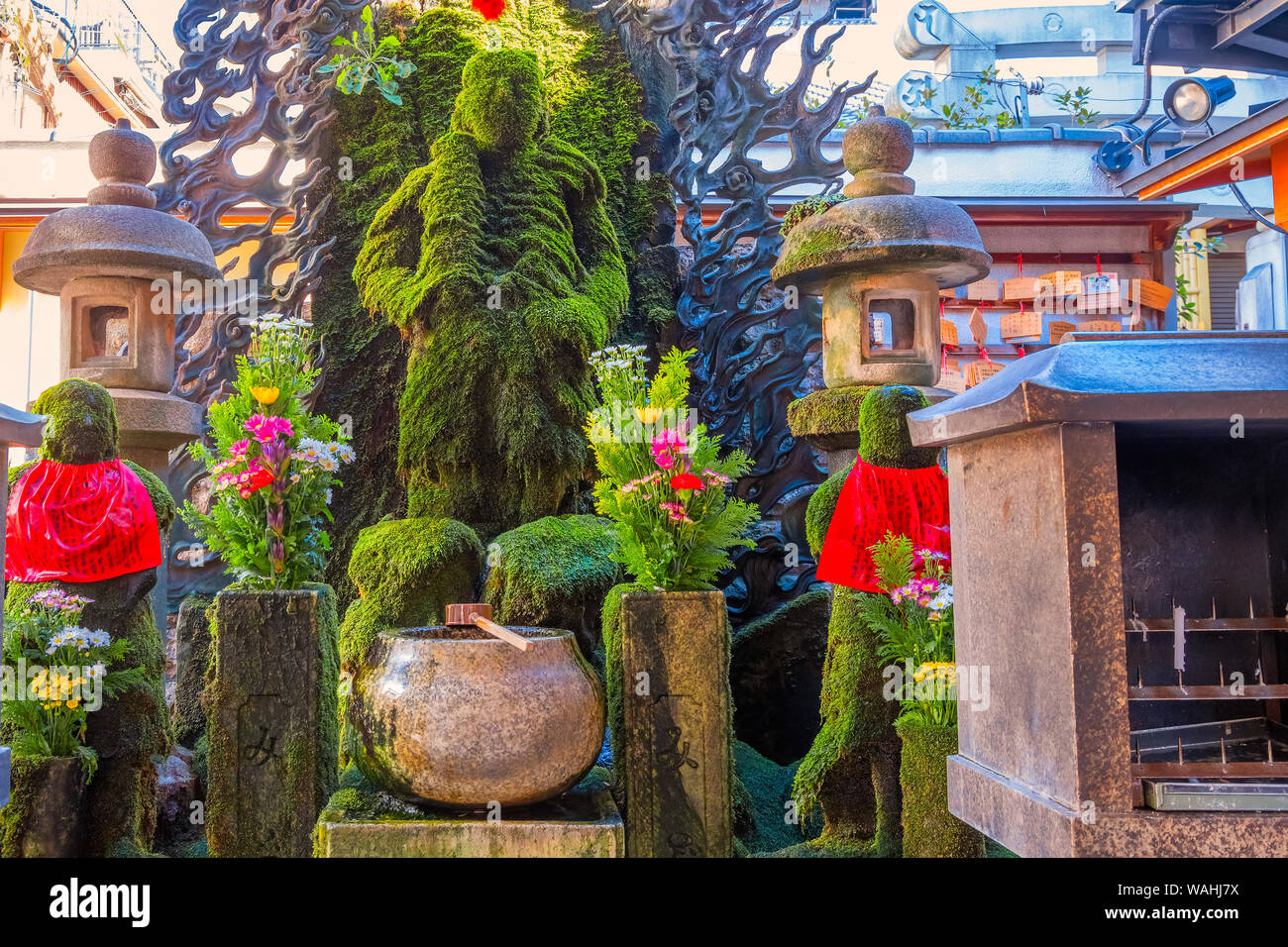 Osaka, Japan - 28. Oktober 2018: Hozenji Tempel ist ein kleiner Tempel in Dotonbori und Namba, berühmt für Fudo Myo-o, einem buddhistischen Geist, komplette Stockfoto