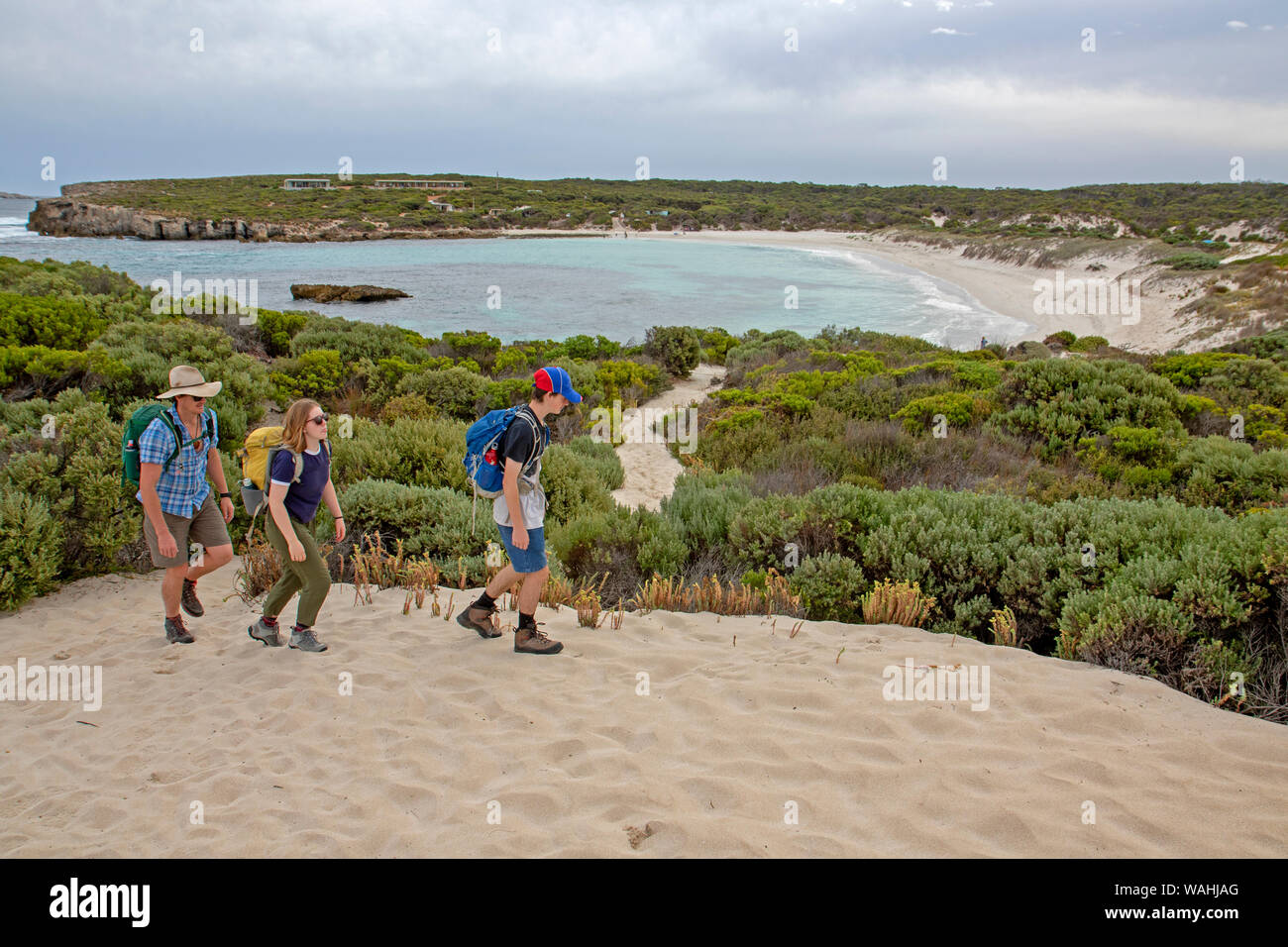 Wanderer auf den Sanddünen über Hanson Bay entlang der Kangaroo Island Wilderness Trail Stockfoto