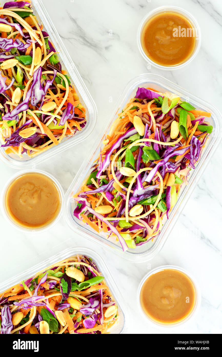 Frische hausgemachte Thailändischer Nudelsalat mit Erdnuss-sauce in Essen prep Container für das Mittagessen. Auf Marmor Hintergrund in Flach Komposition. Stockfoto