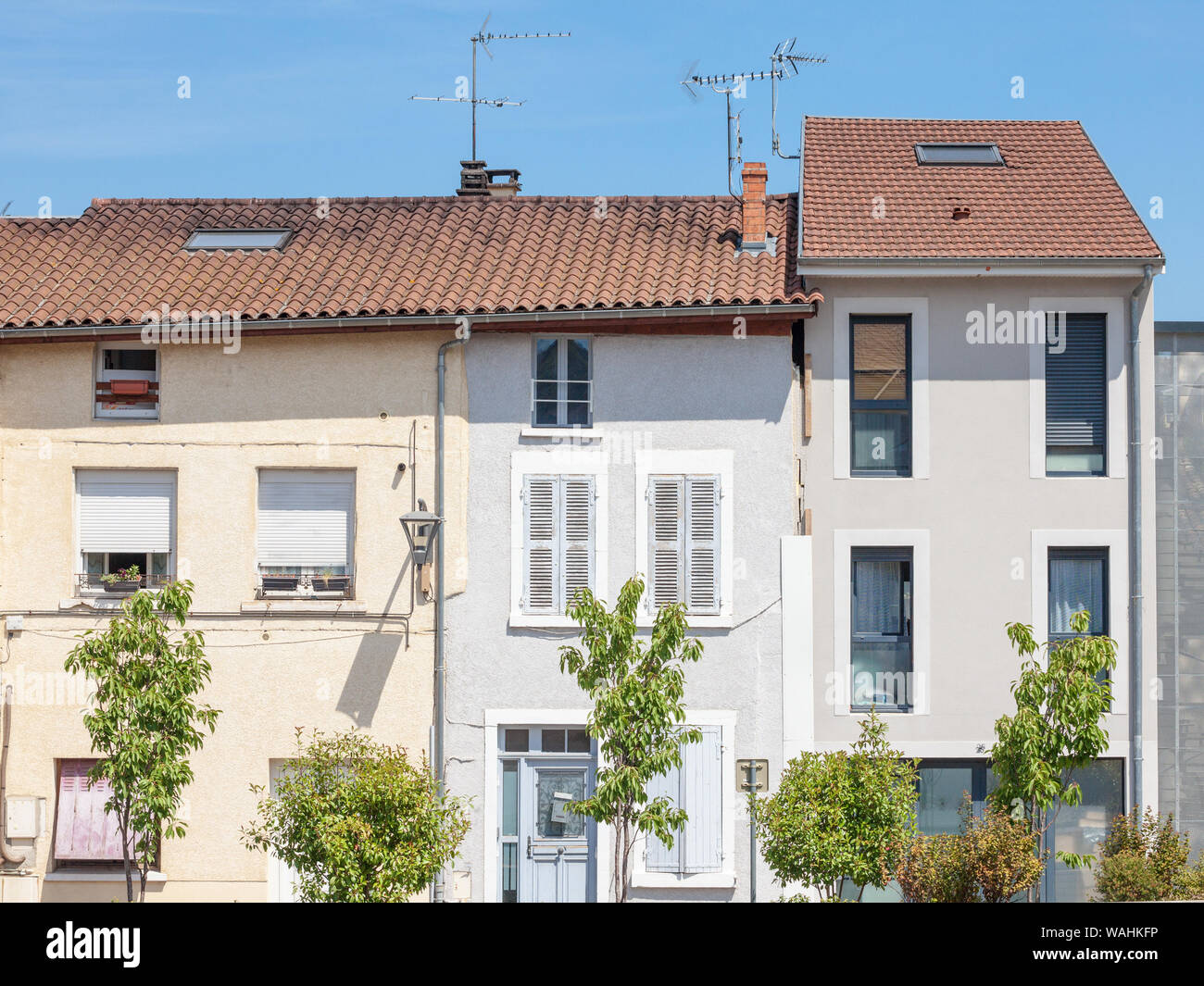 Fassaden typischer Dorf und Stadt Gebäude der Innenstadt von Bourgoin Jallieu, in der Provinz Dauphine Isere, Frankreich, der an einem sonnigen Nachmittag P Stockfoto