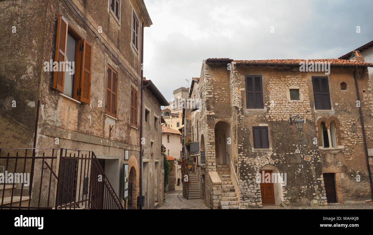 Kleine, alte Stadt Sermoneta mit alten mittelalterlichen Häusern und engen Stone Street, Provinz Latina, Region Latium in Italien. Tourismus Konzept Stockfoto