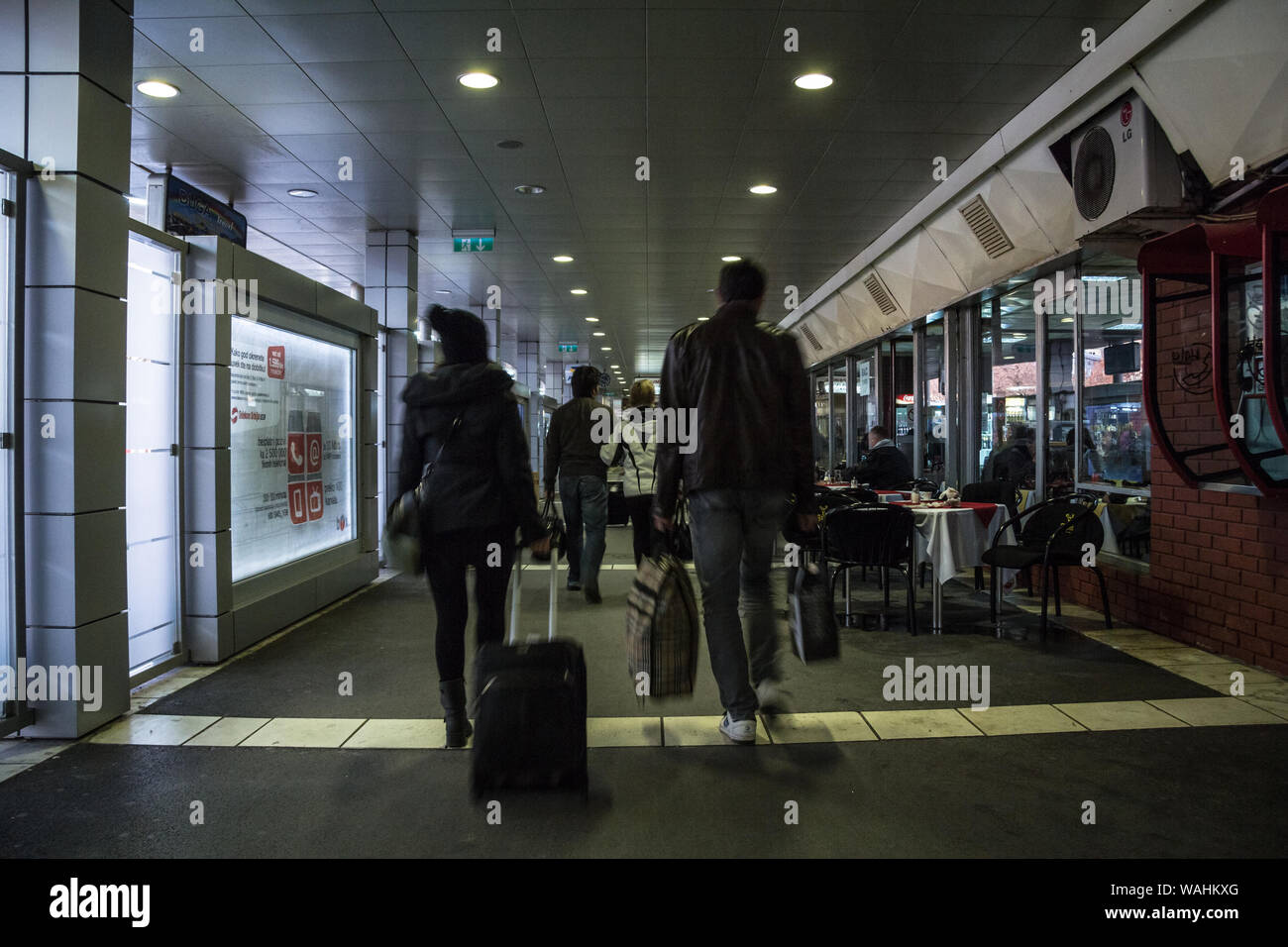 Belgrad, SERBIEN - November 23, 2014: Passagiere hetzen mit ihren suicases in der Lobby des Belgrader Busbahnhof der Busbahnhof der Stockfoto