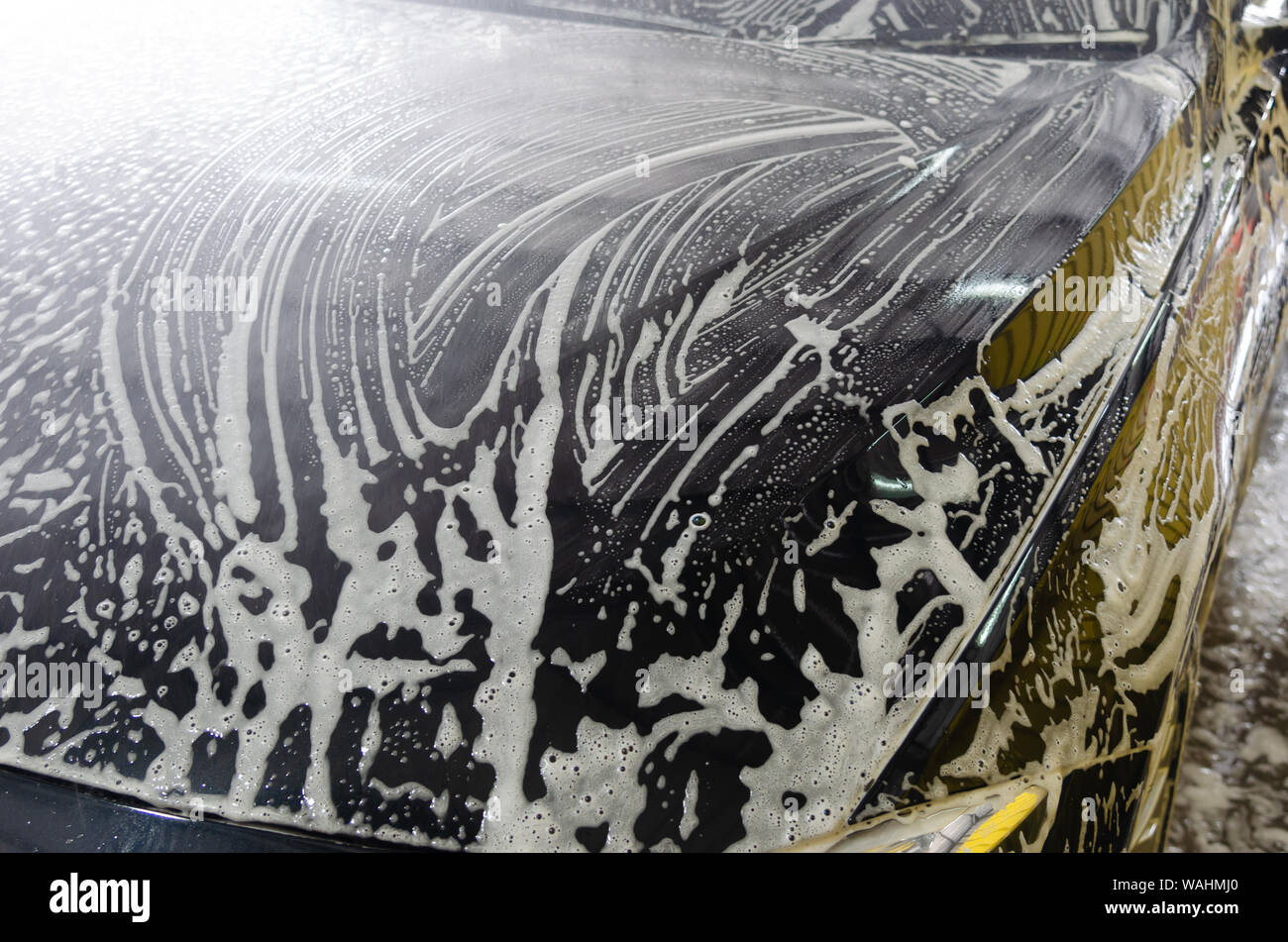 Auto waschen mit Seife. Stockfoto